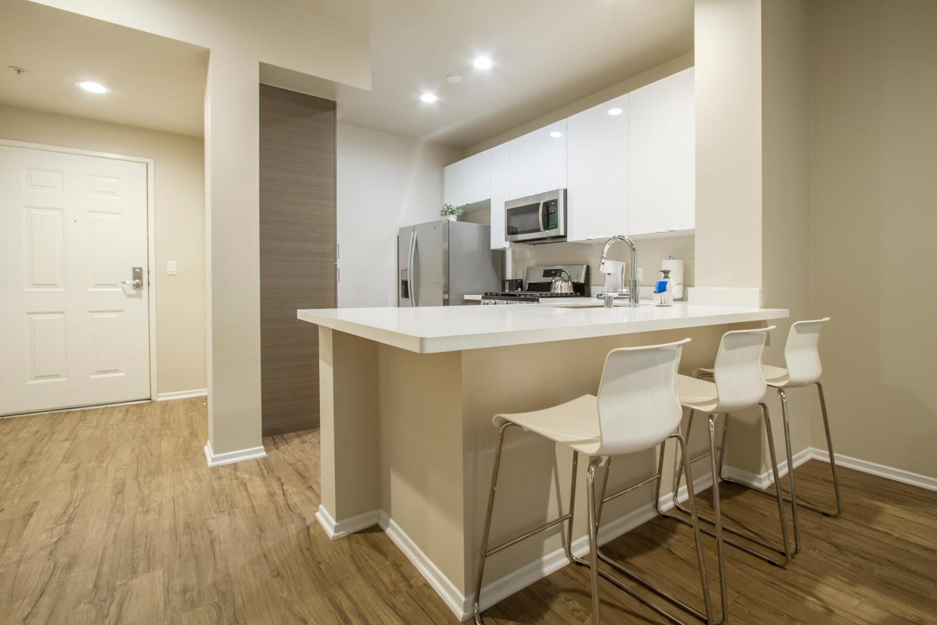 Marina Del Rey's Grand 2/2 Suite Pool View