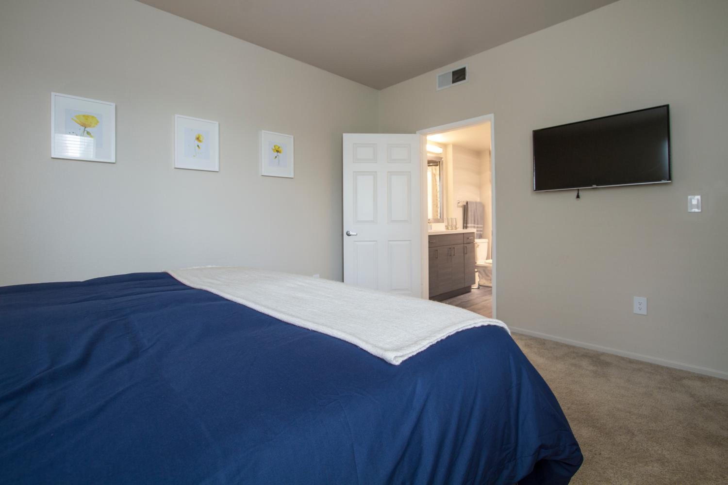 Marina Del Rey's Grand 2/2 Suite Pool View