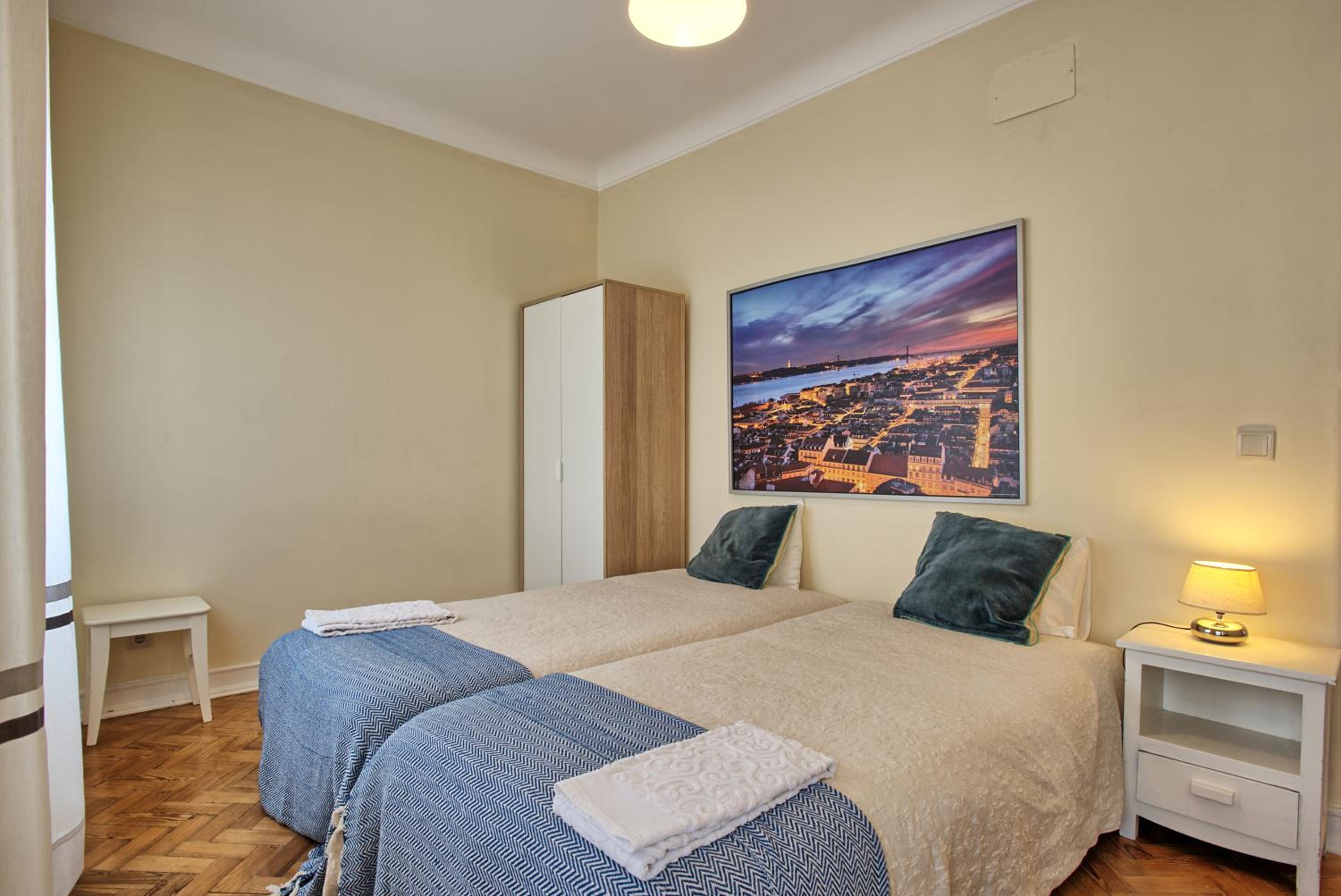 Almirante Top Floor / Almirante Reis Avenue view 4
