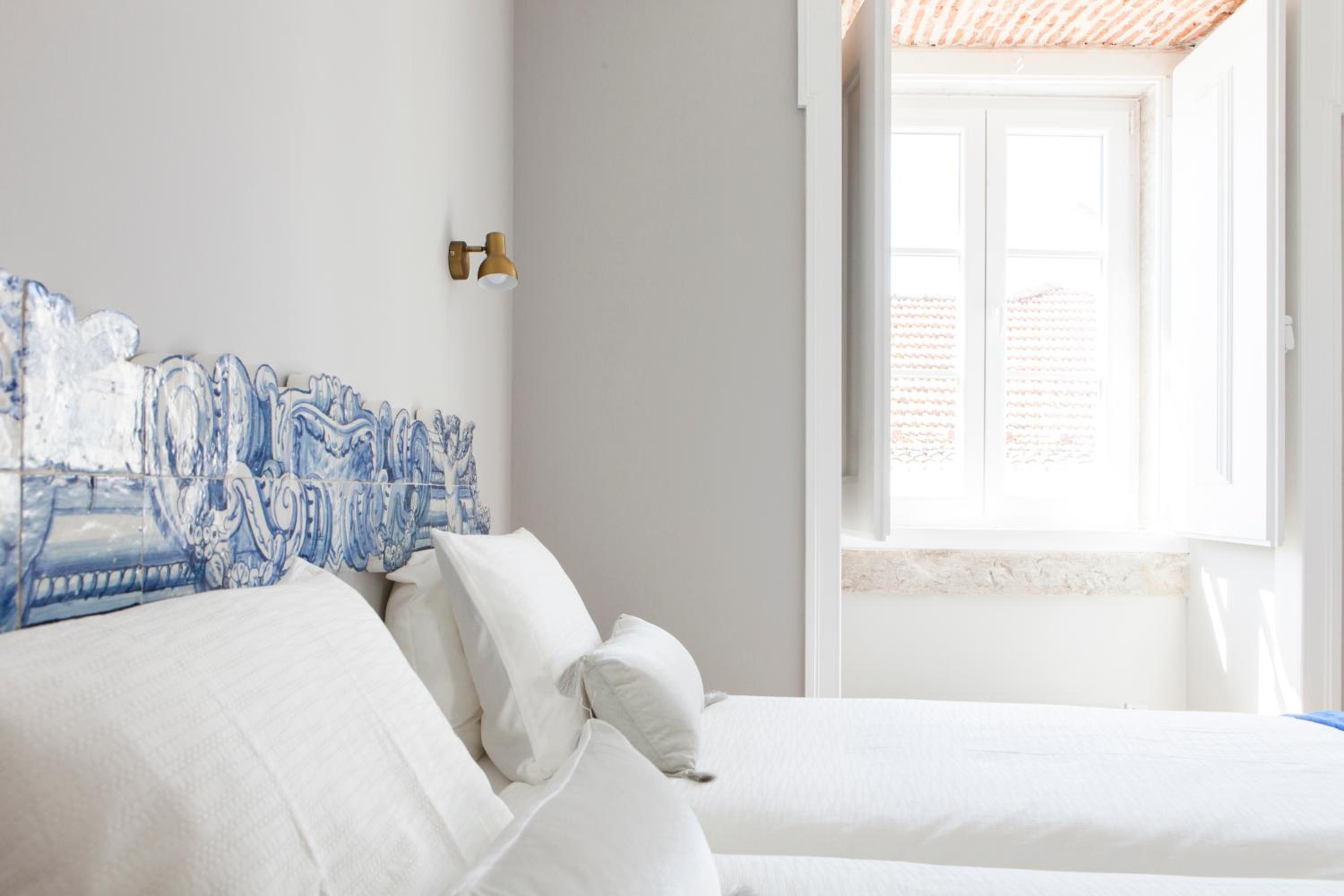 Alfama Sophisticate Flat With Balconies 2Bedrs 2Baths & AC in 19th Century Building Historic Center