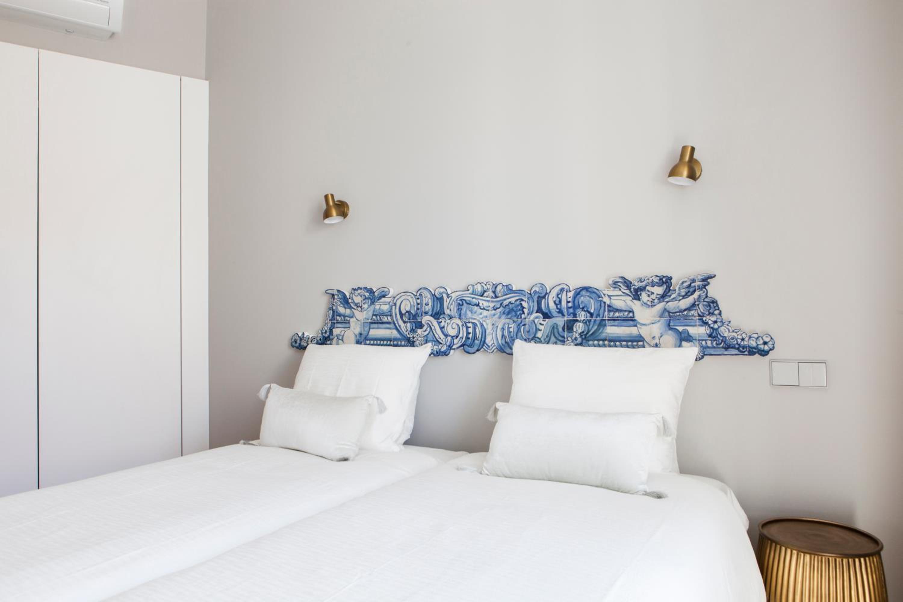 Alfama Sophisticate Flat With Balconies 2Bedrs 2Baths & AC in 19th Century Building Historic Center