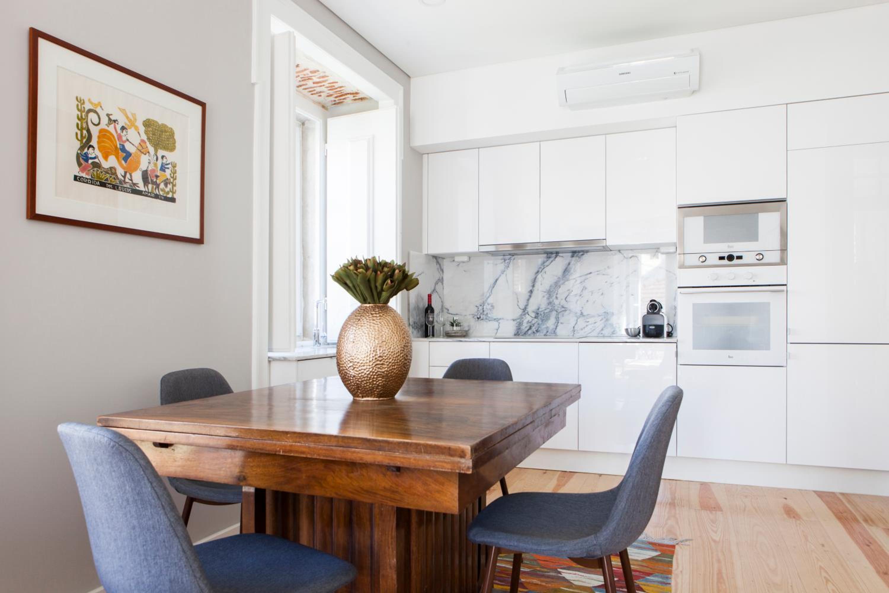Alfama Sophisticate Flat With Balconies 2Bedrs 2Baths & AC in 19th Century Building Historic Center