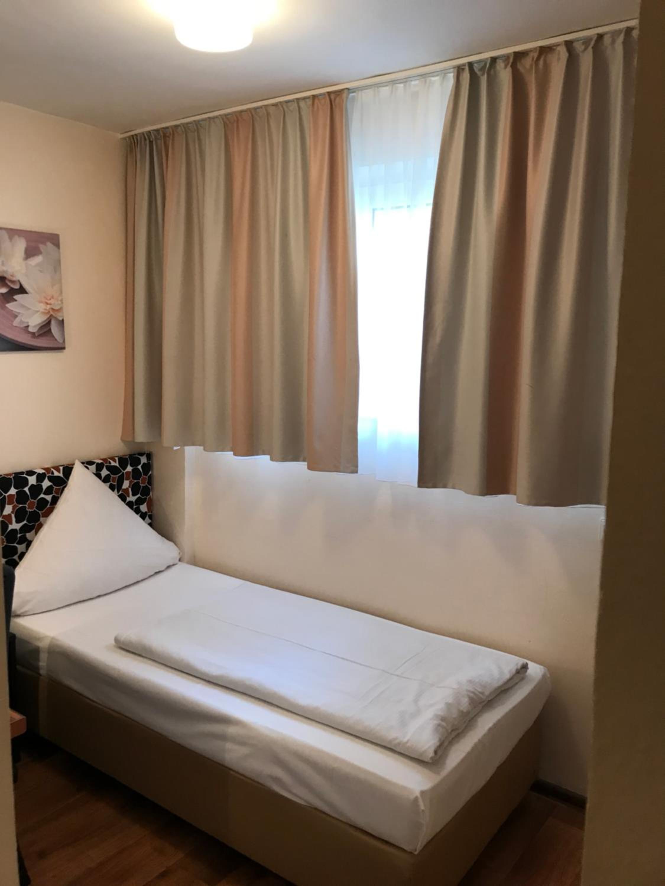Pension Alpha - Frankfurt City Central Station - Property Image 8