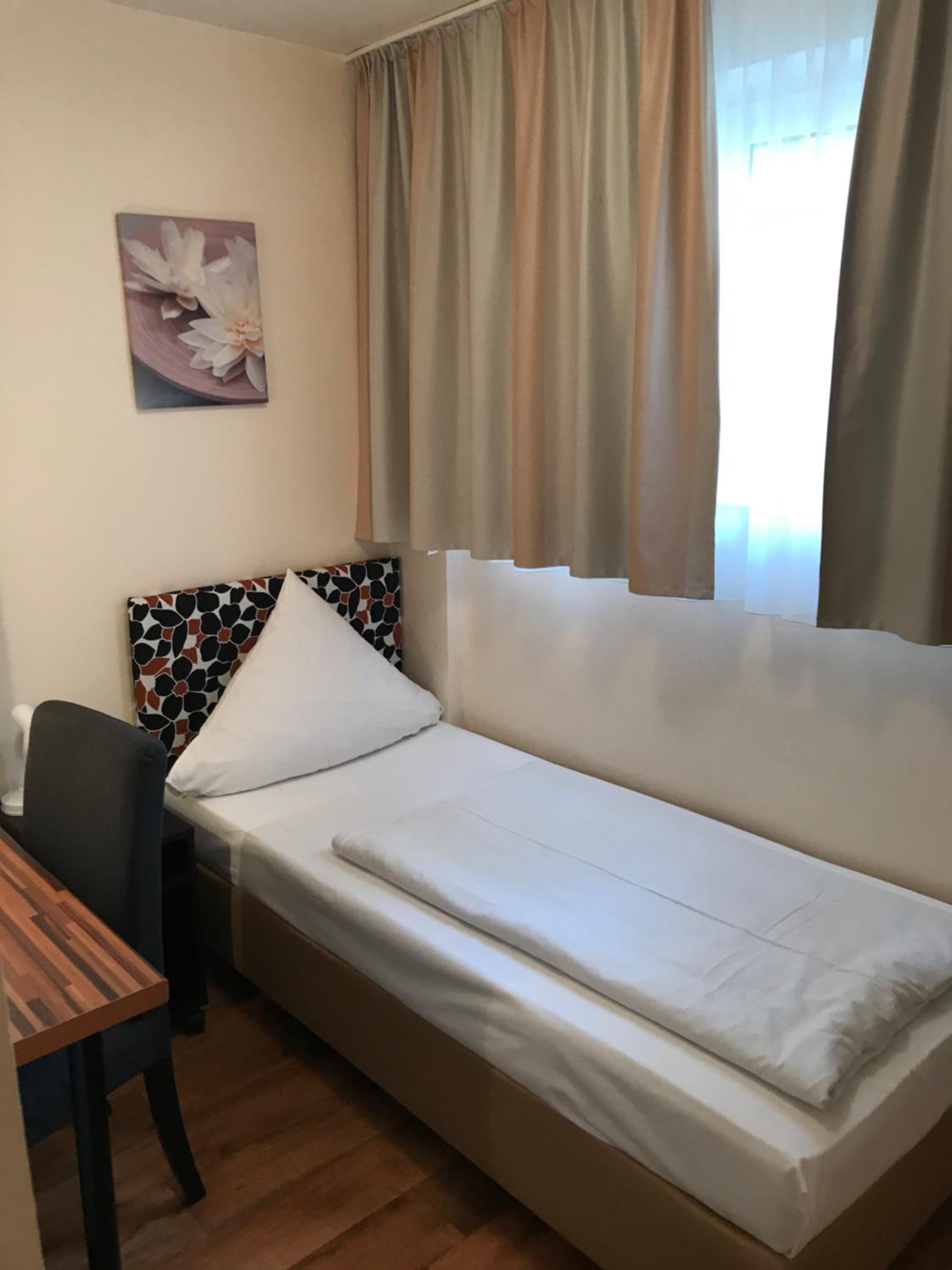 Pension Alpha - Frankfurt City Central Station - Property Image 1