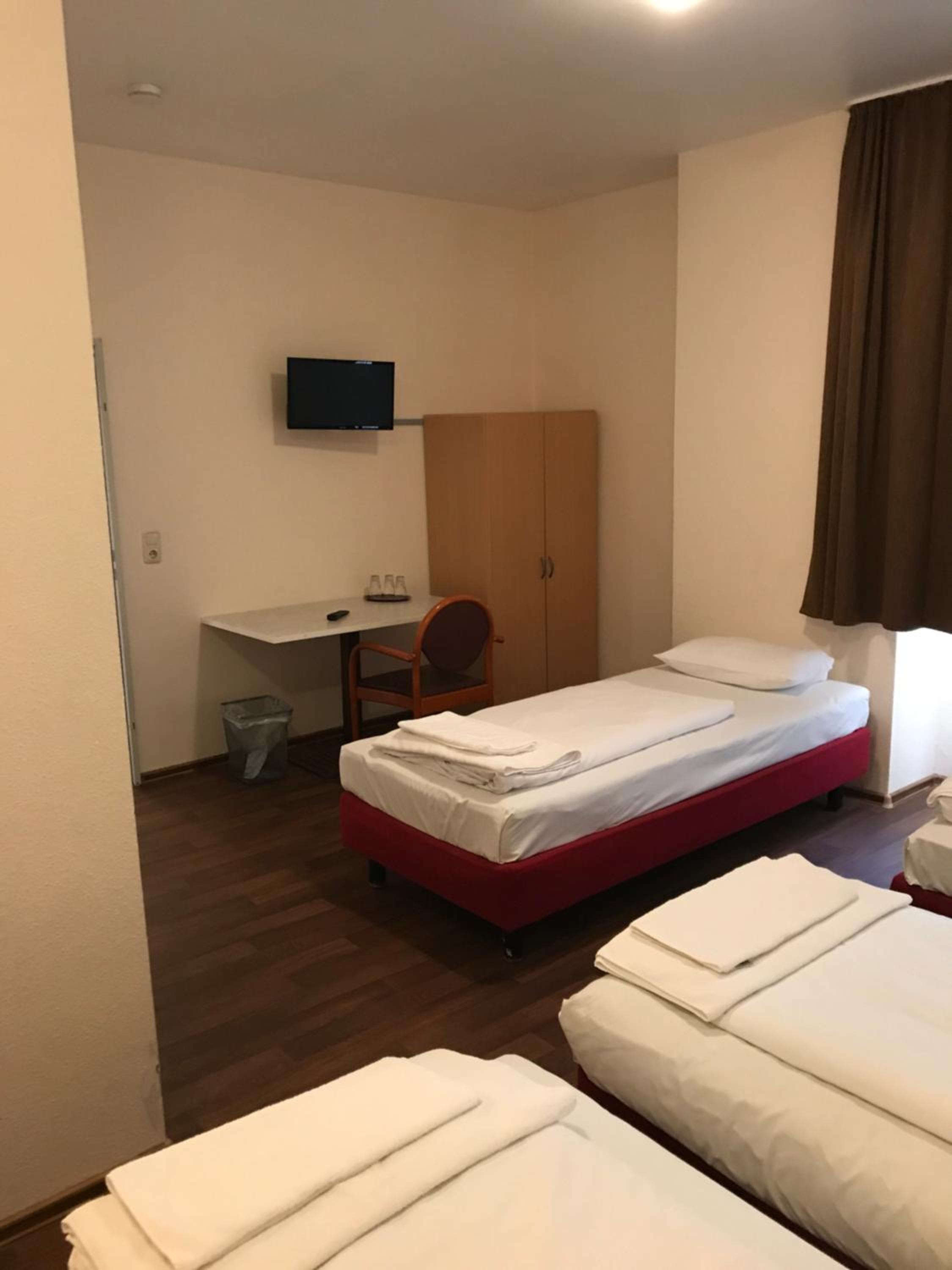 Pension Alpha - Frankfurt City Central Station - Property Image 11