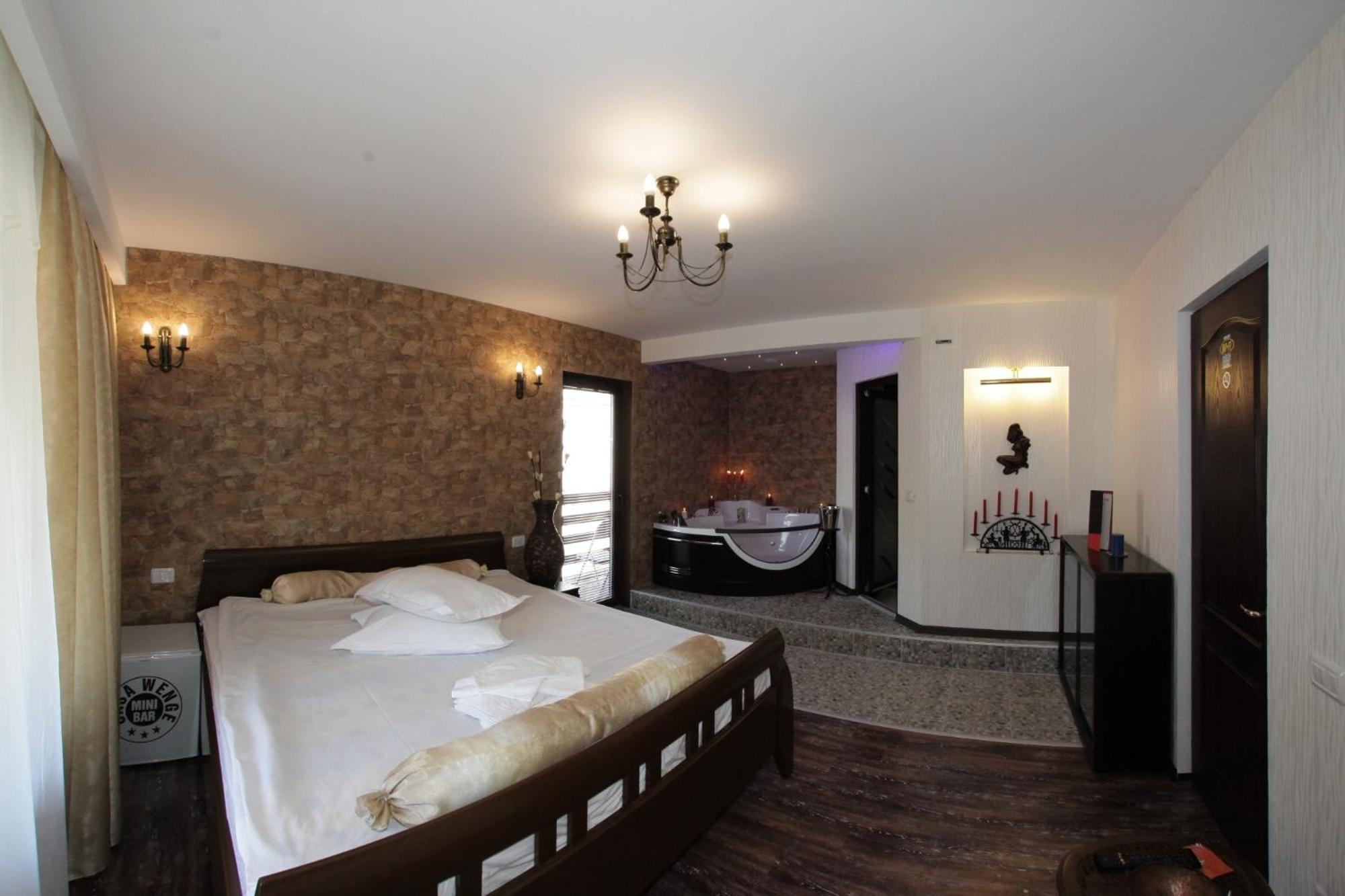 Pension Casa Wenge - Jacuzzi Room view 3
