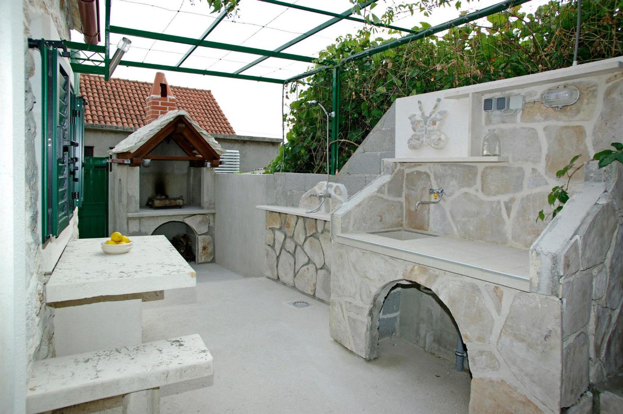 Apartment Menego A2 BOL-CENTER, Croatia