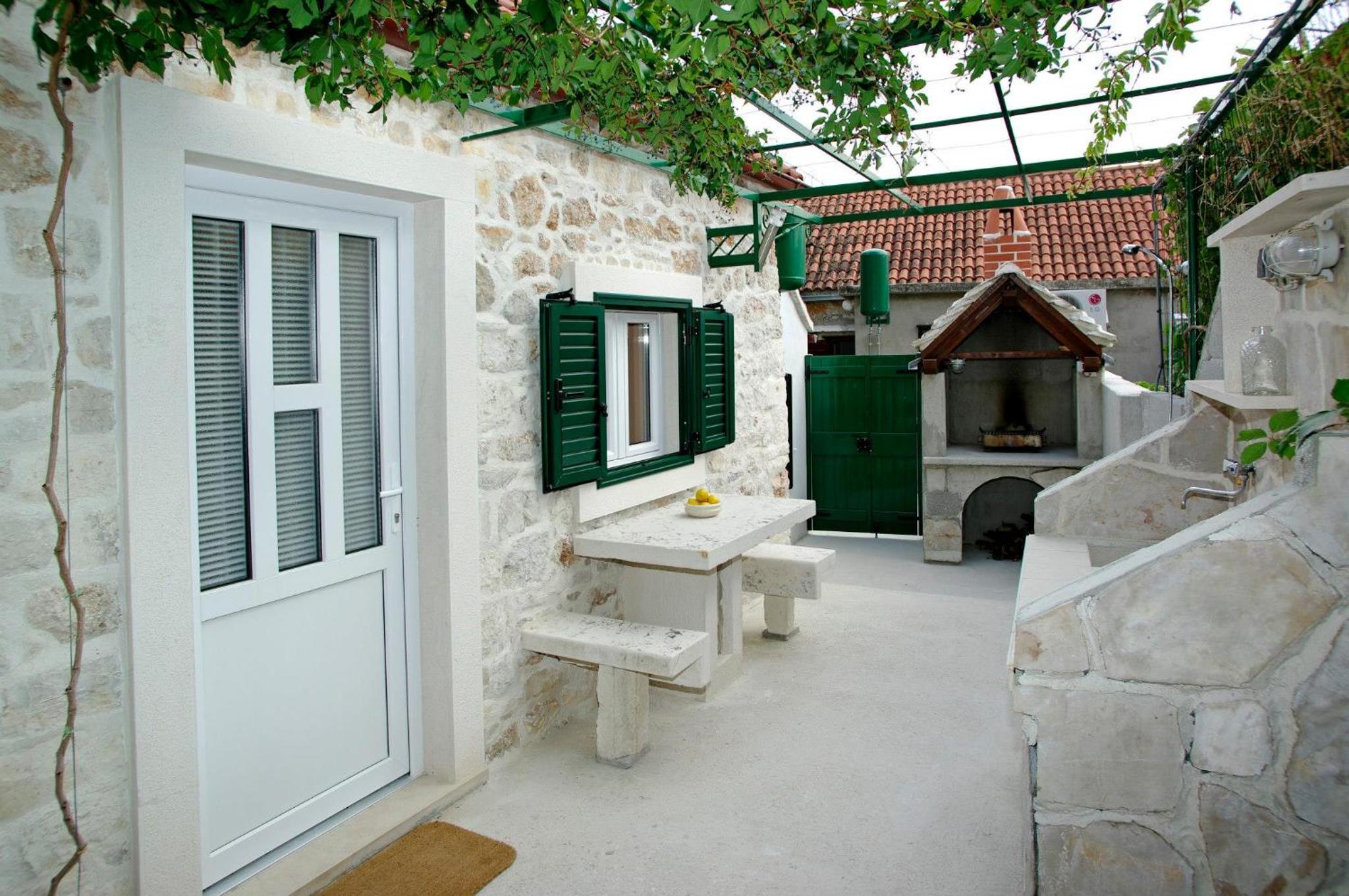Apartment Menego A2 BOL-CENTER, Croatia