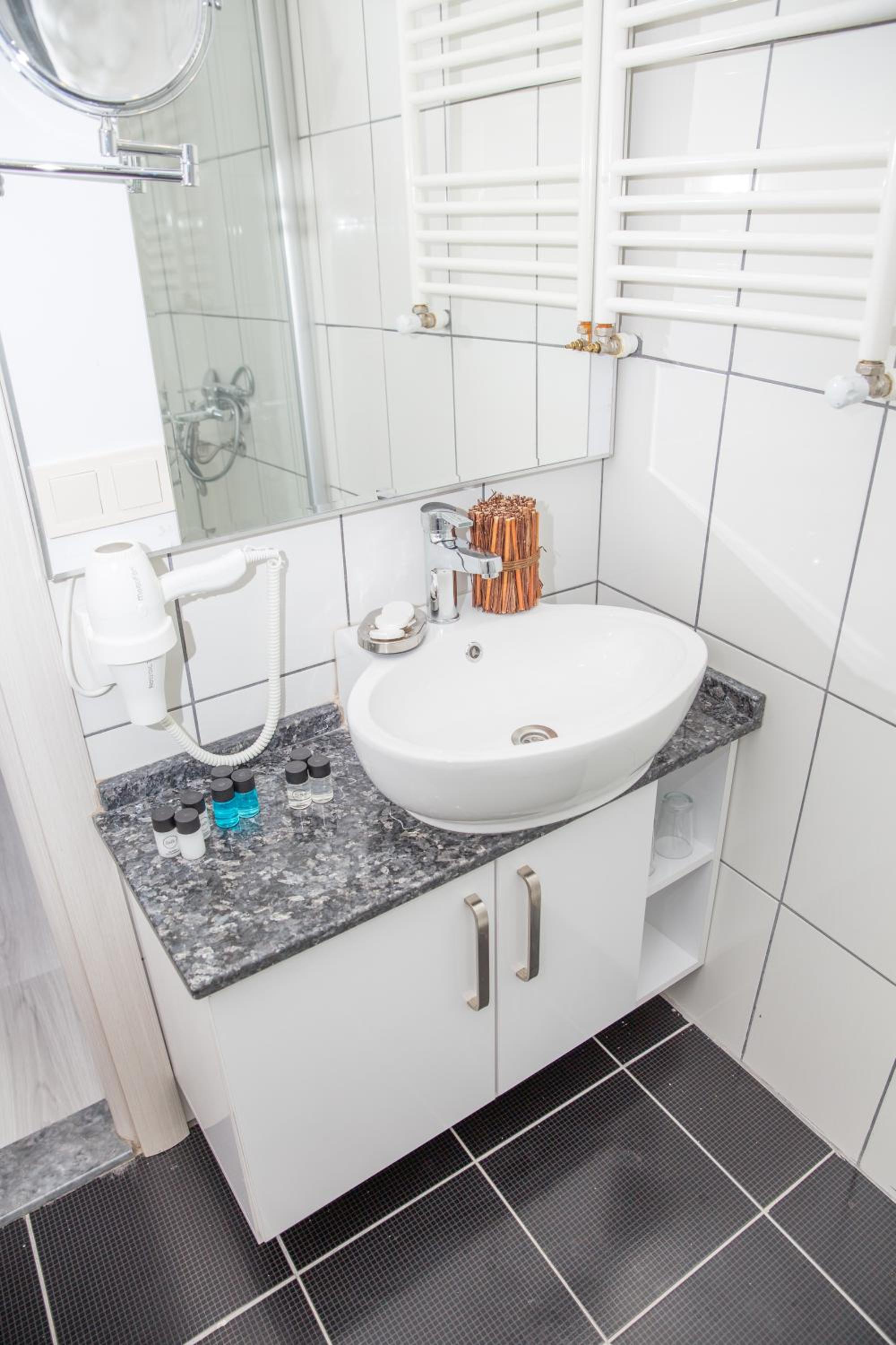 Bayer Hotel - Image 32