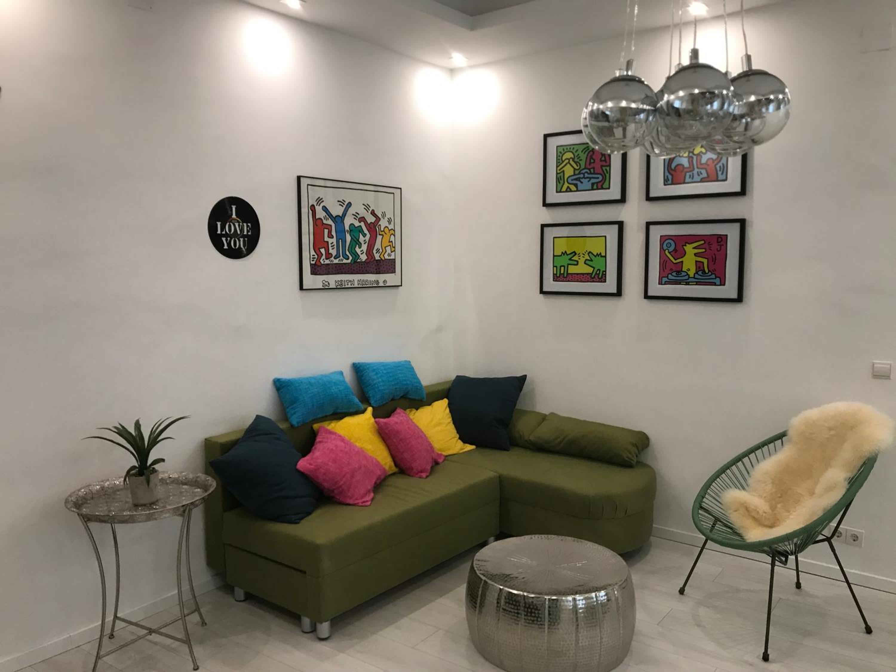 Modern City Apt, next to Metro