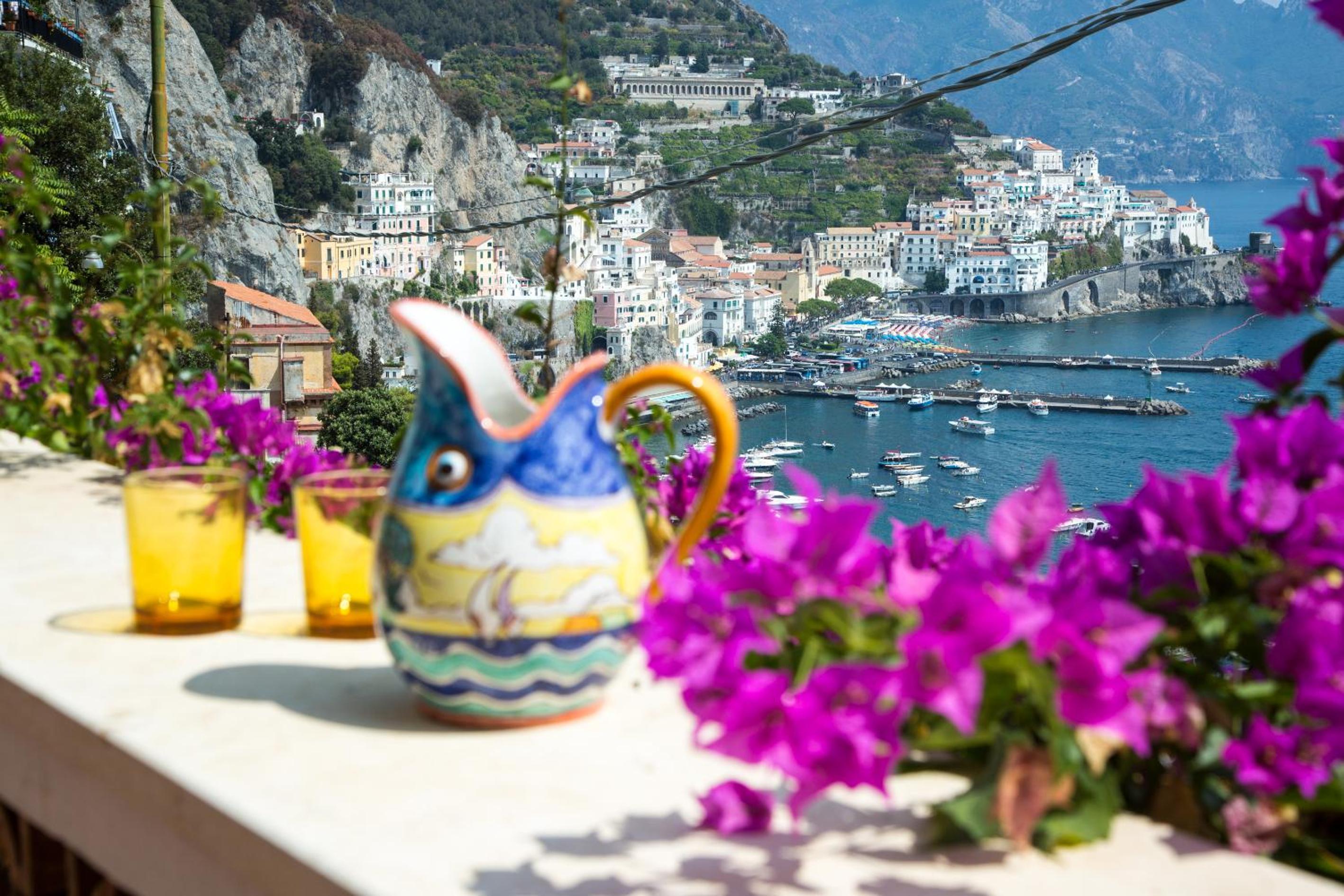 Bouganville & Sea photo 2