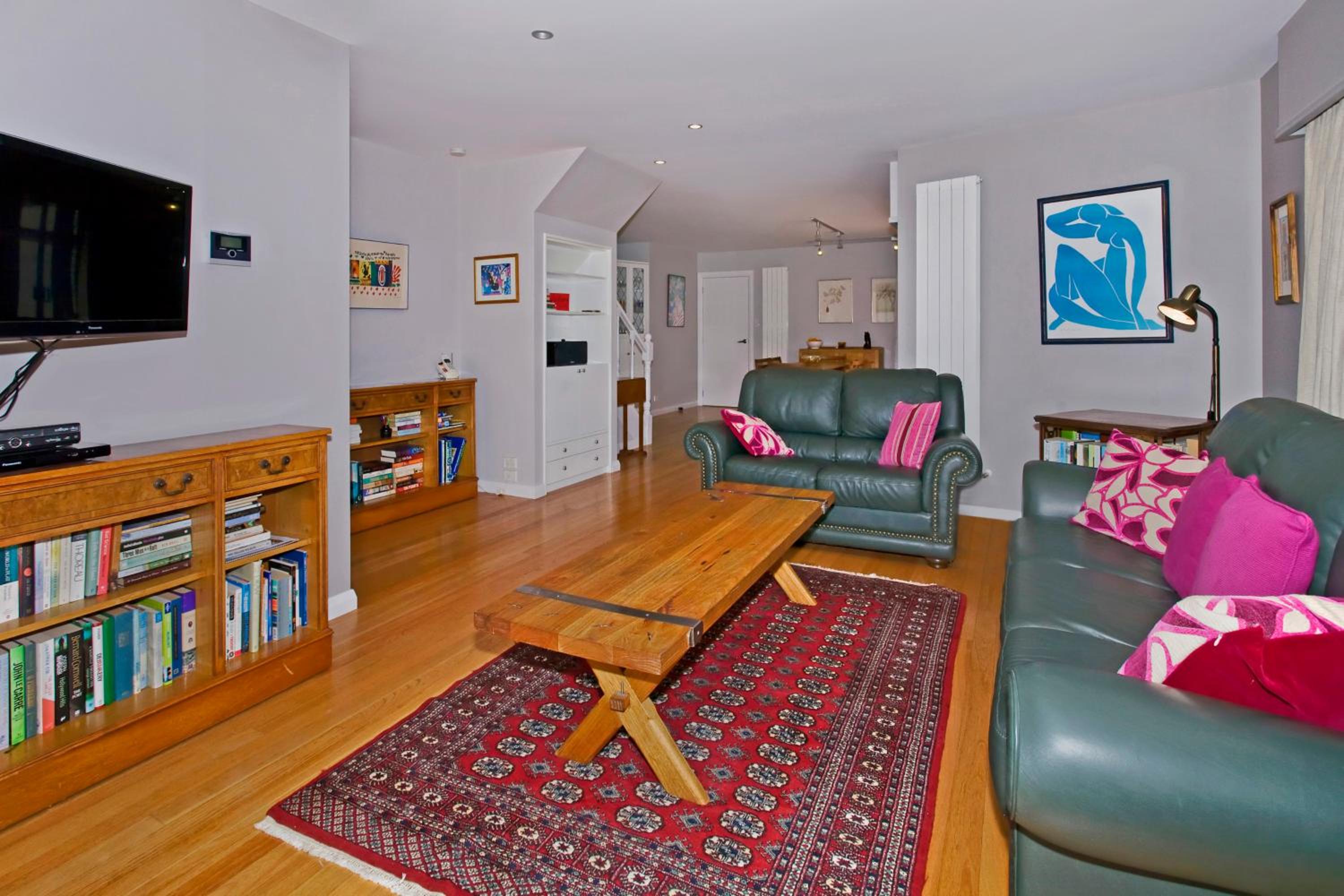 Riverside Villa - In the City by the River!