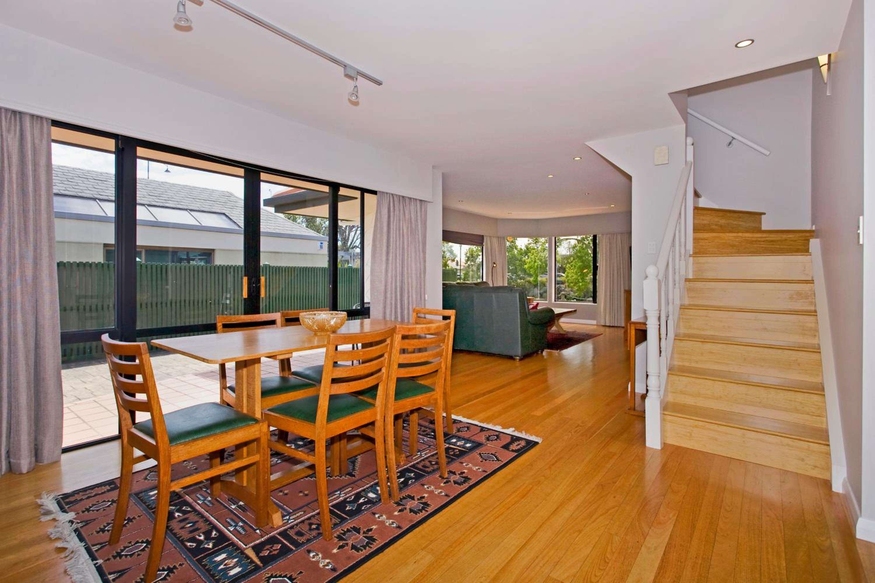 Riverside Villa - In the City by the River!