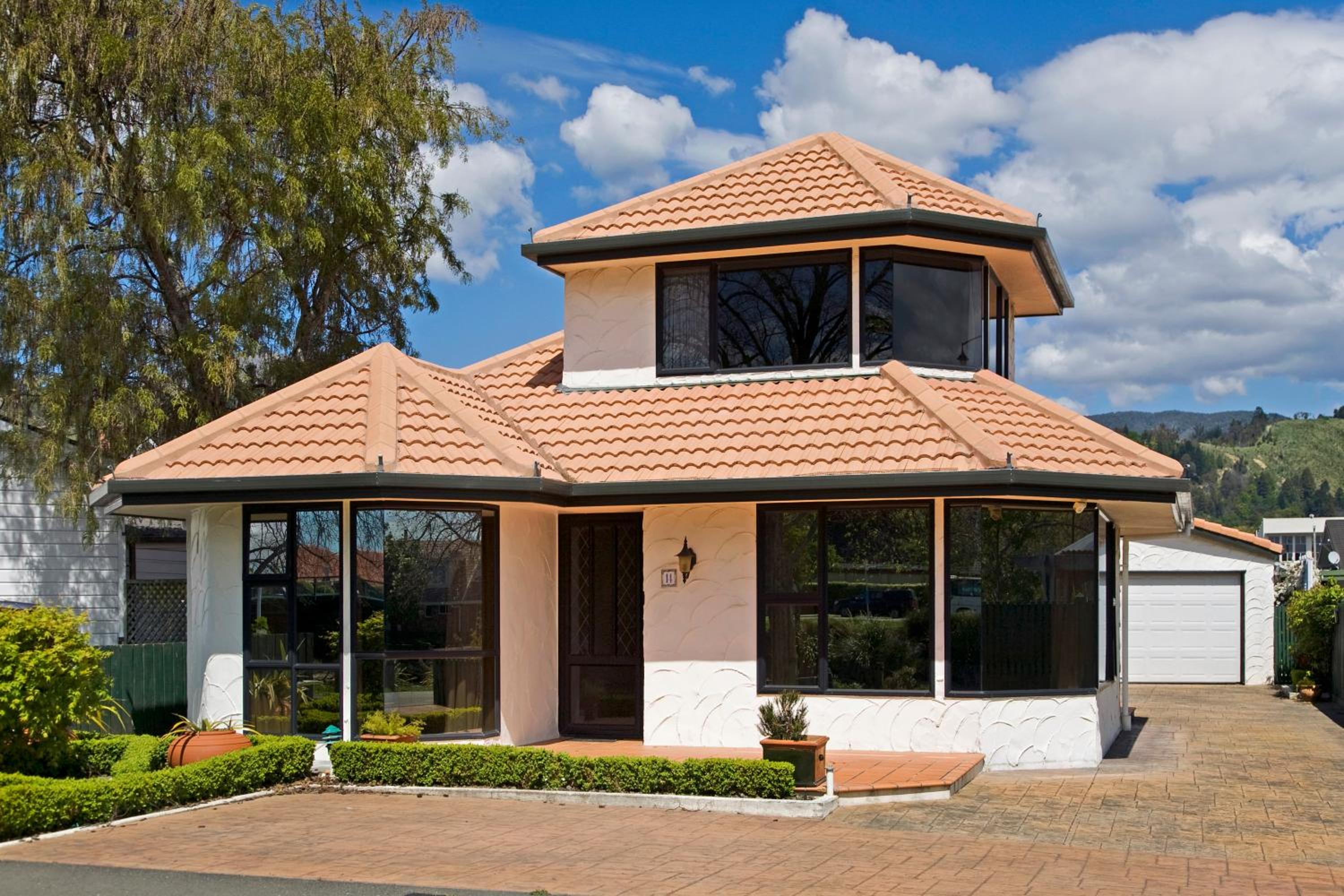 Riverside Villa - In the City by the River!