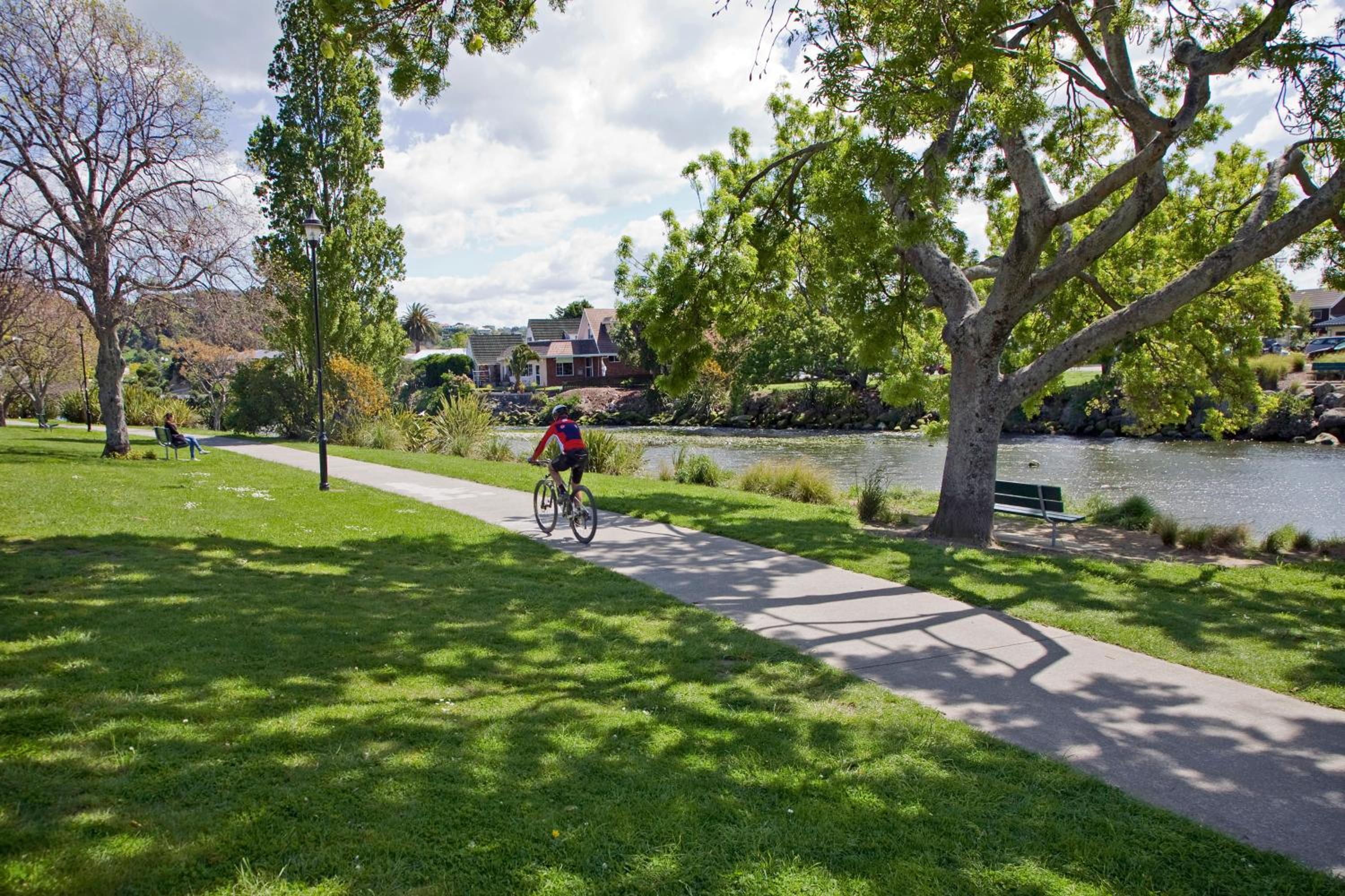 Riverside Villa - In the City by the River!