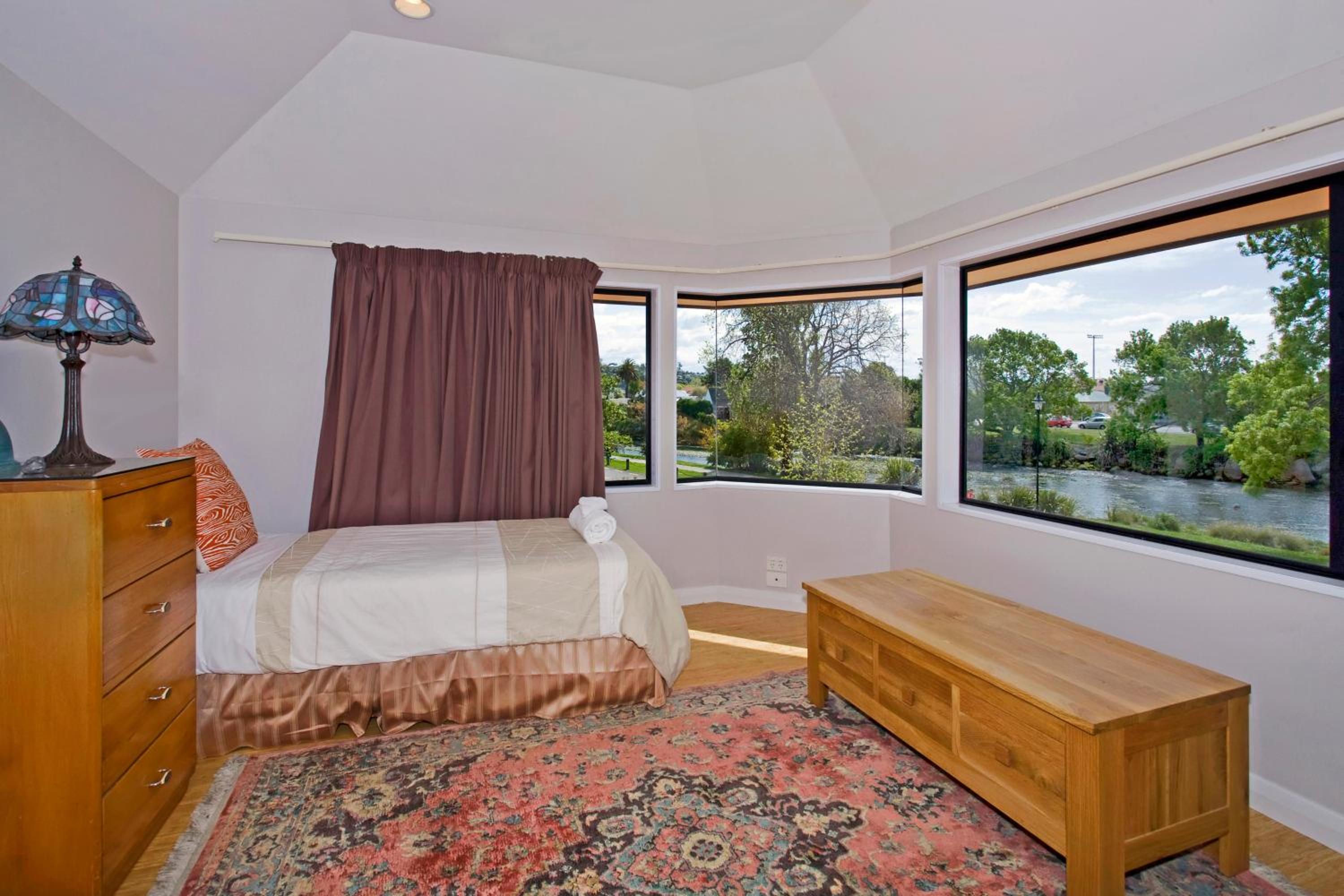 Riverside Villa - In the City by the River!