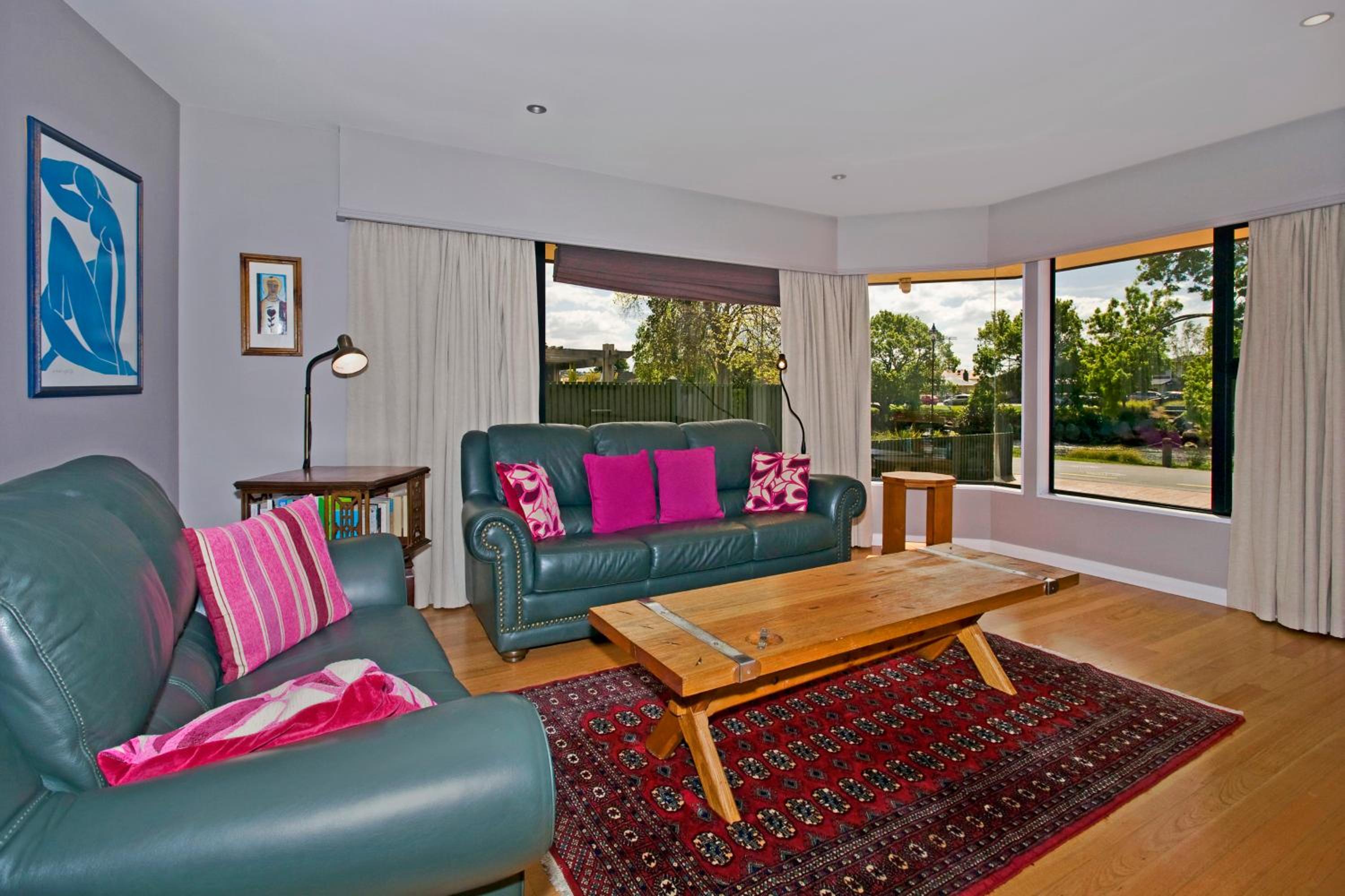 Riverside Villa - In the City by the River!