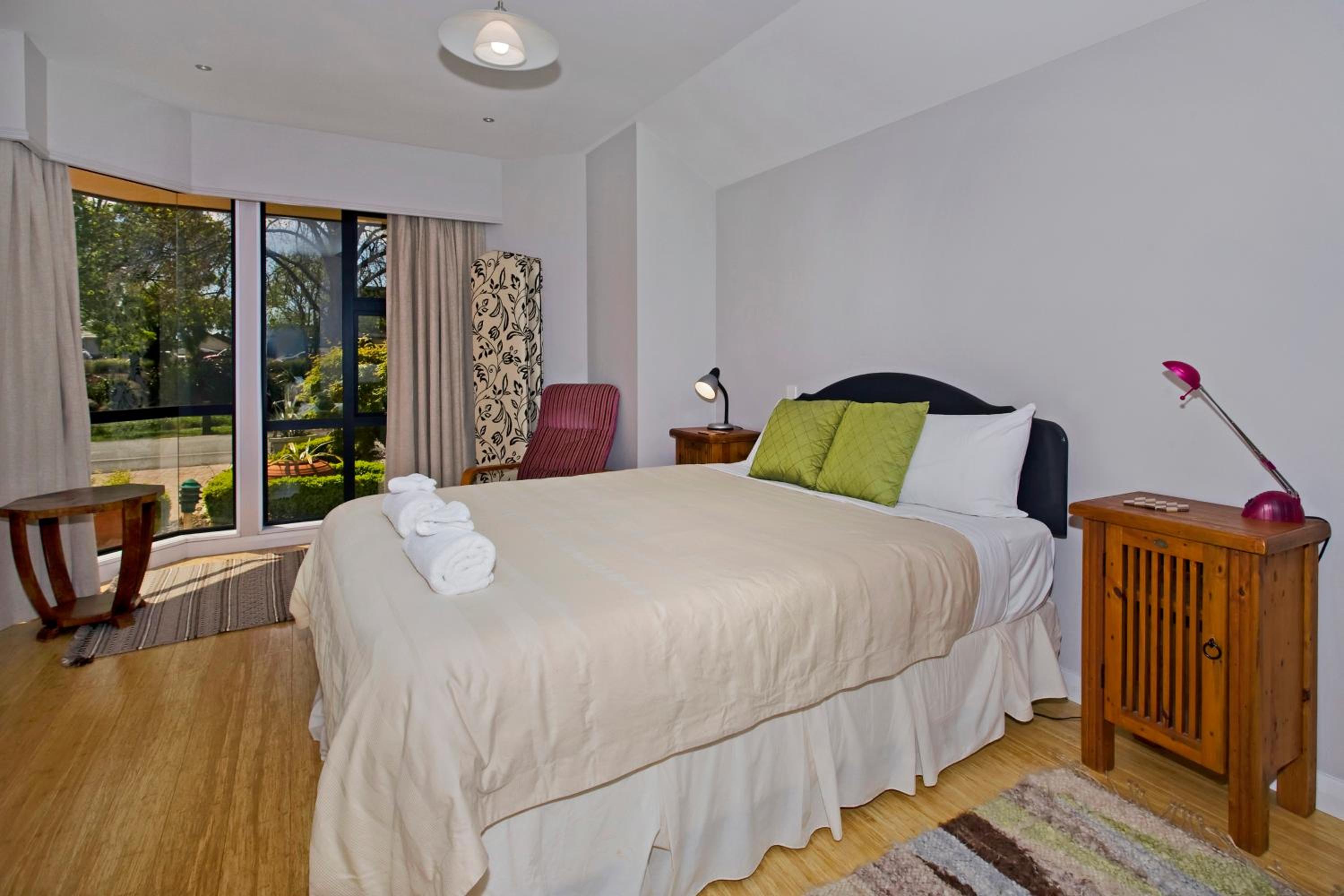 Riverside Villa - In the City by the River!