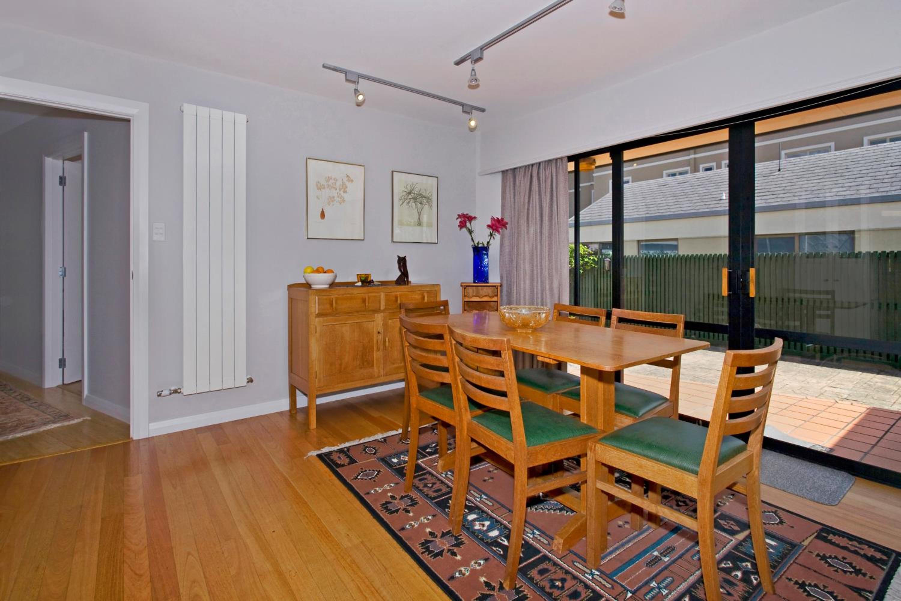Riverside Villa - In the City by the River!