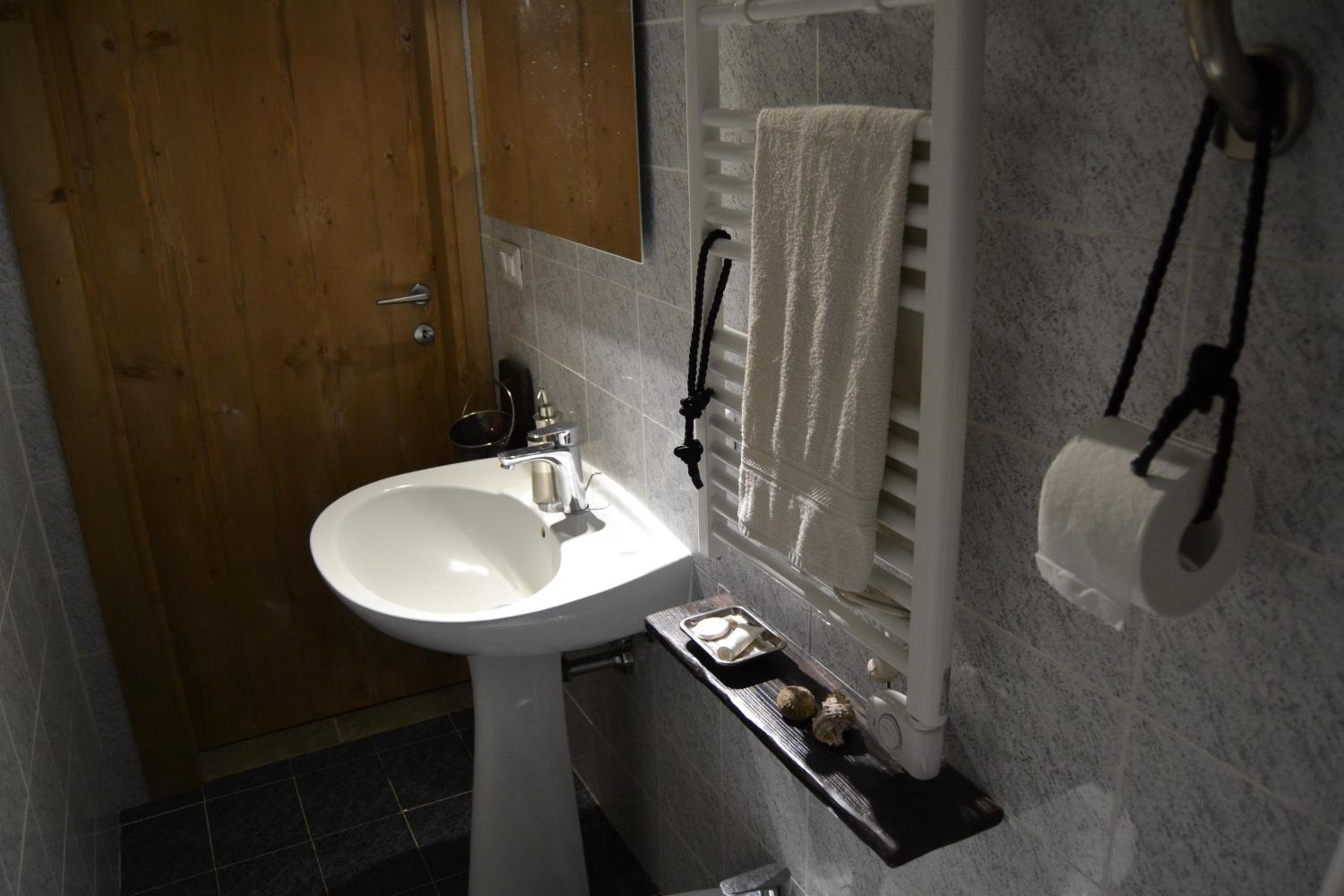 Il Riuscello en Tuscania — bathroom