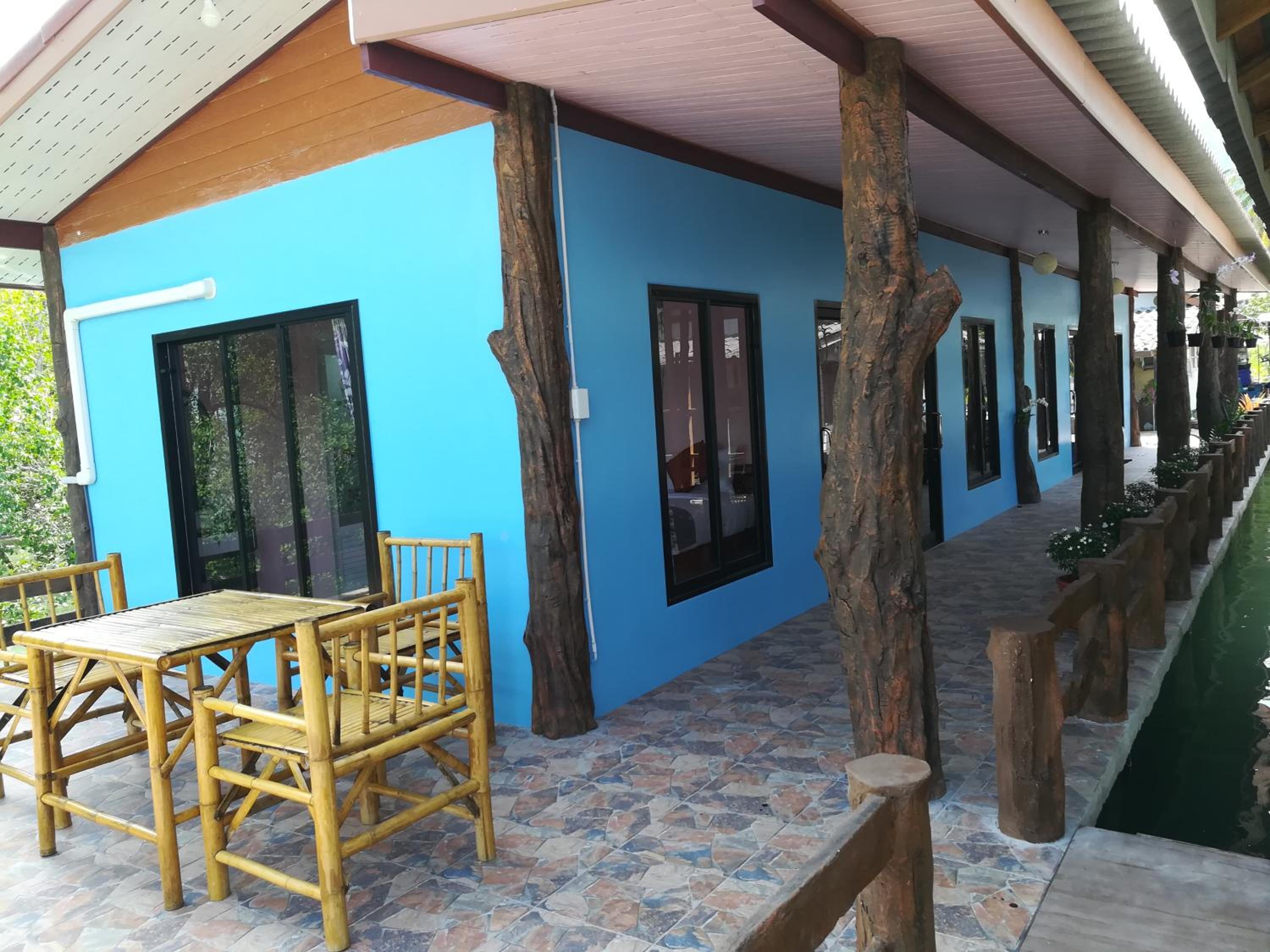 Chomlay Room & Restaurant