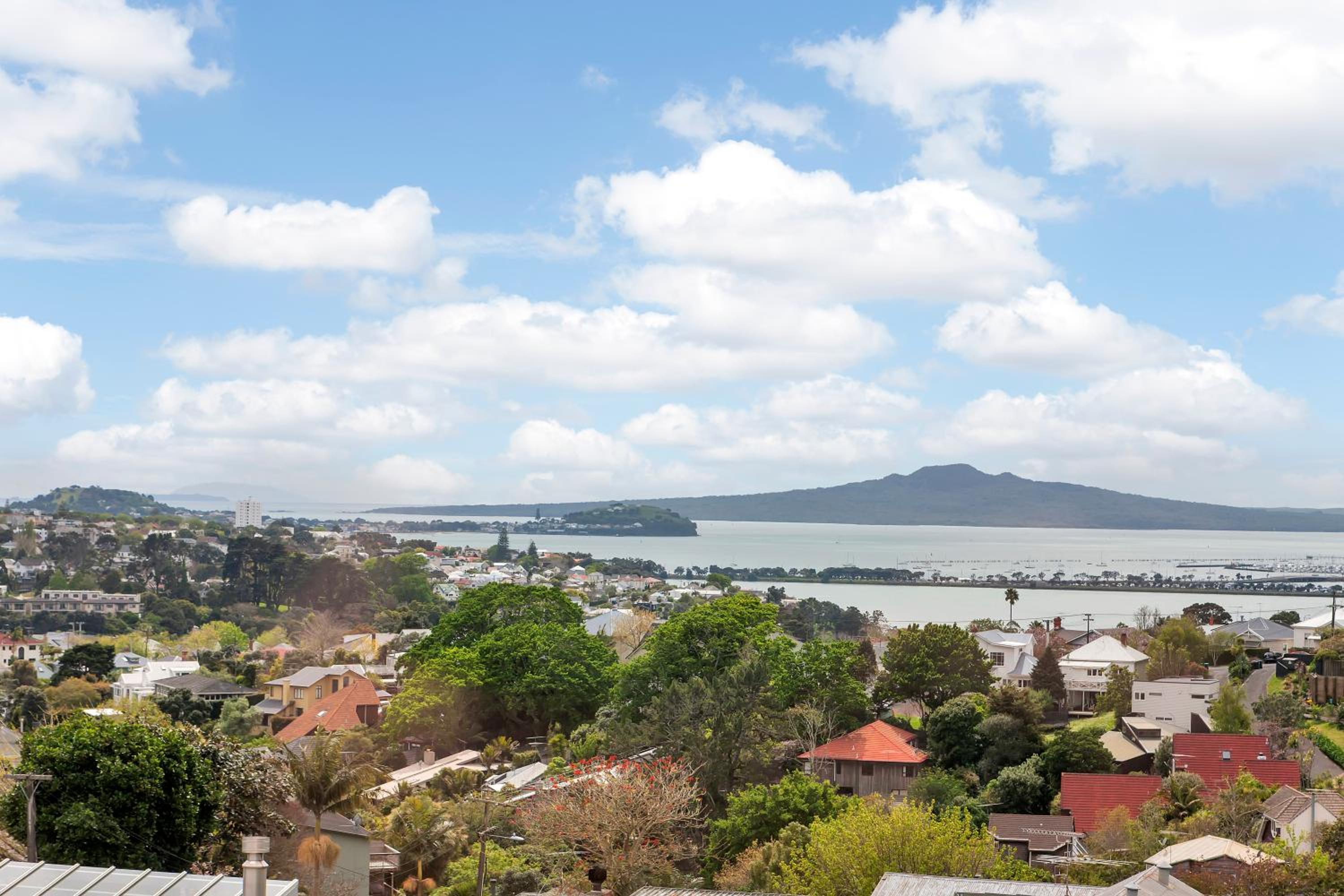 Spacious Sunny Seaview Apartment photo 4