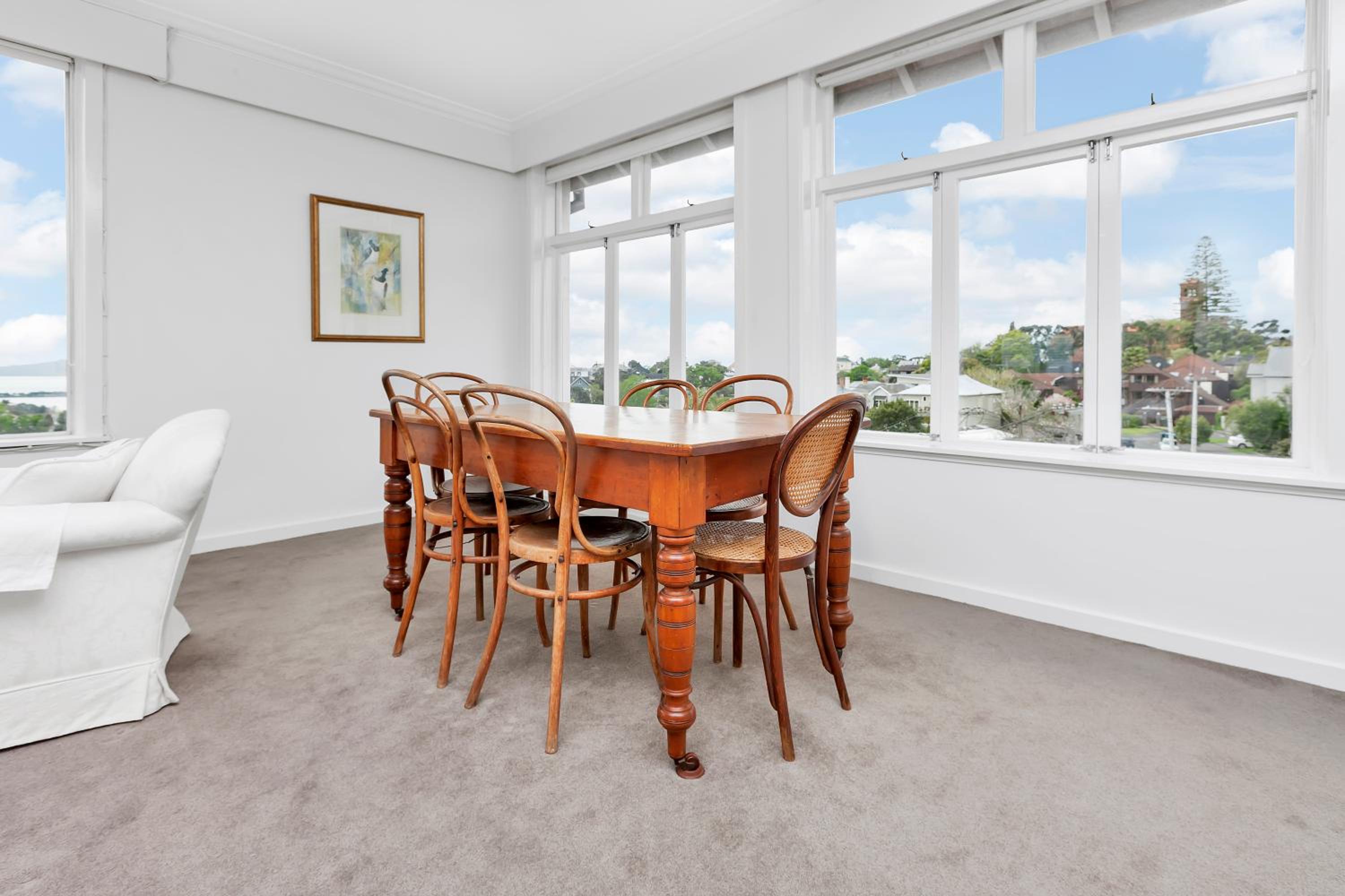 Spacious Sunny Seaview Apartment photo 5