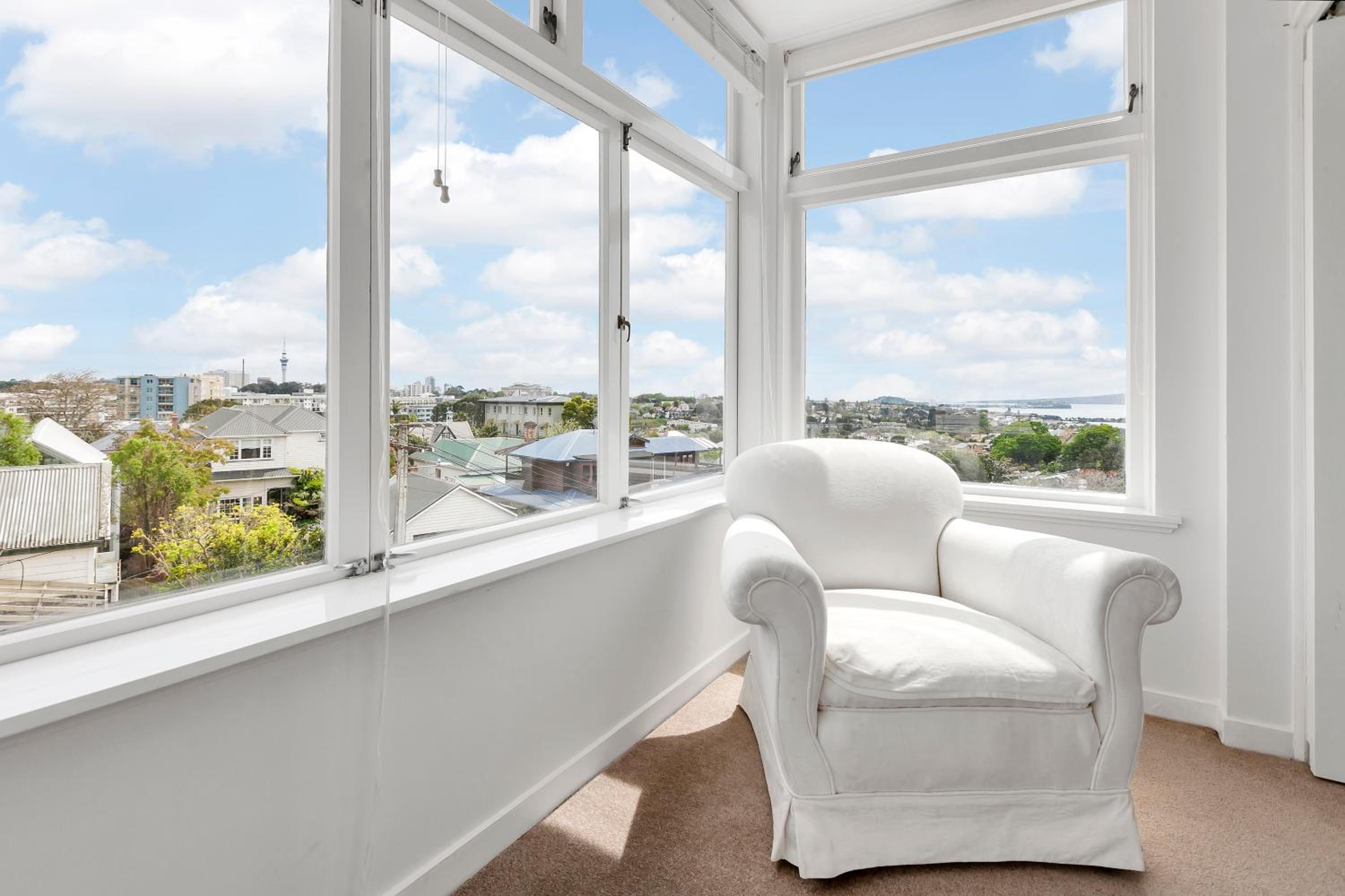 Spacious Sunny Seaview Apartment photo 2