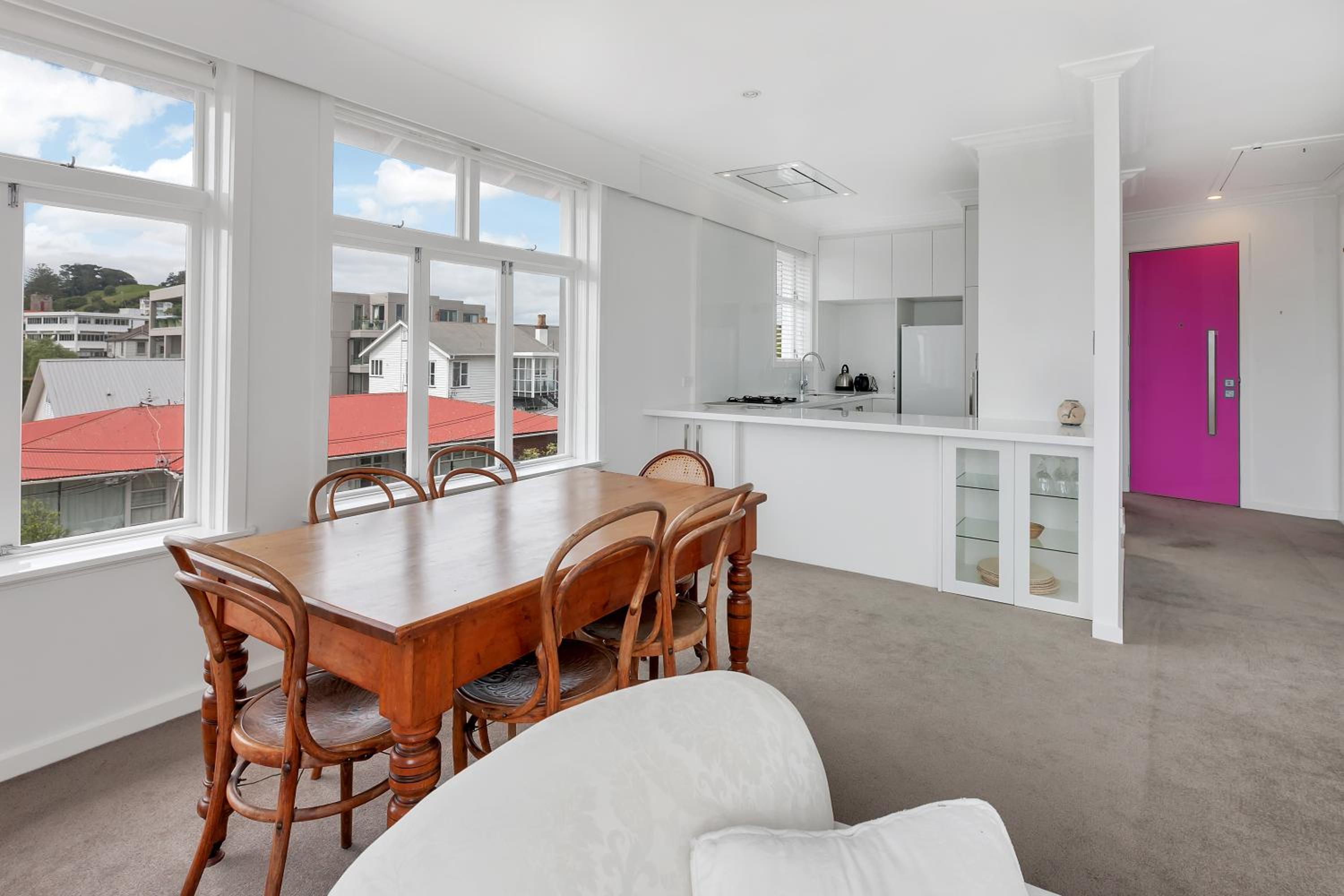 Spacious Sunny Seaview Apartment