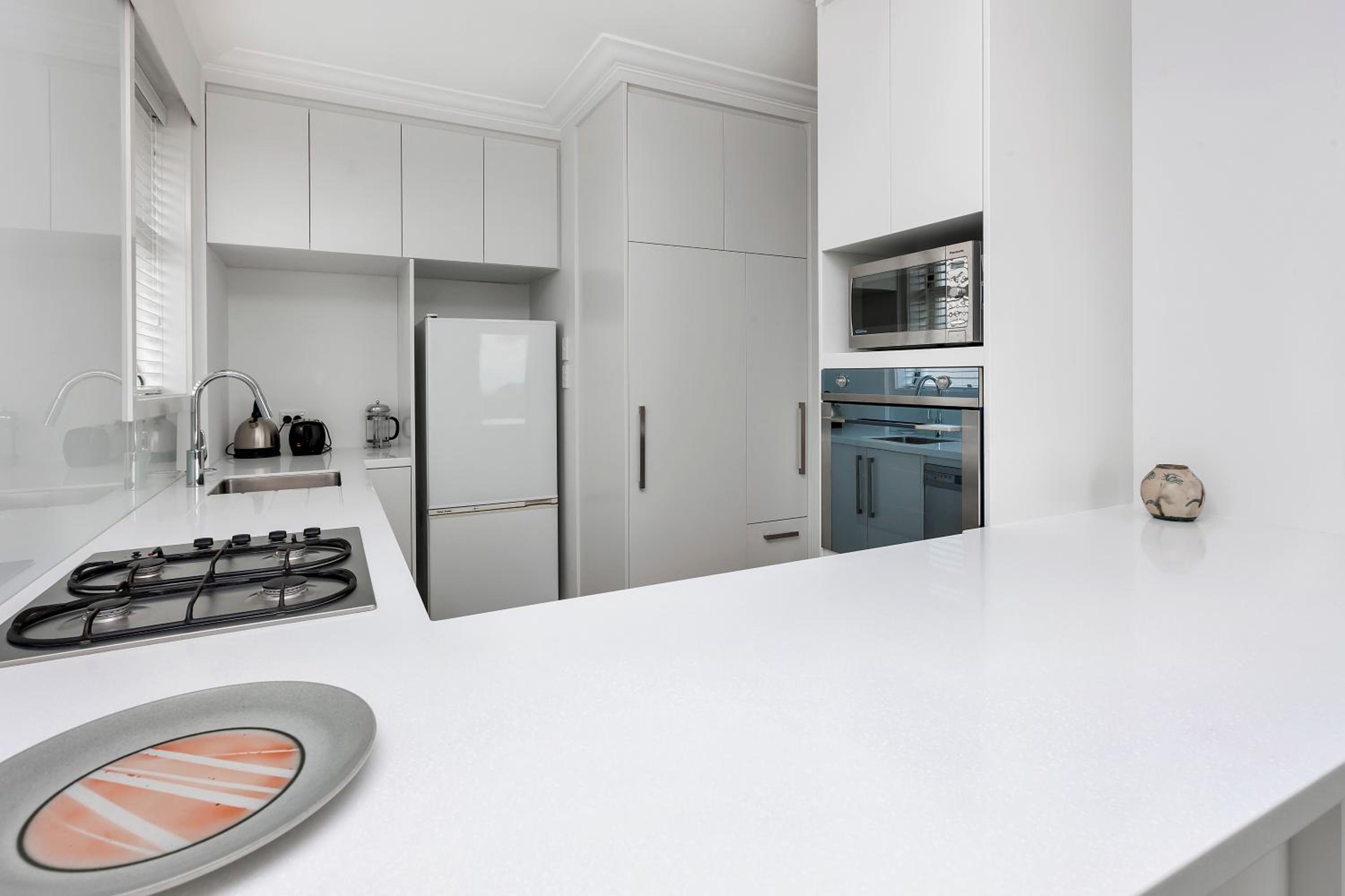 Spacious Sunny Seaview Apartment