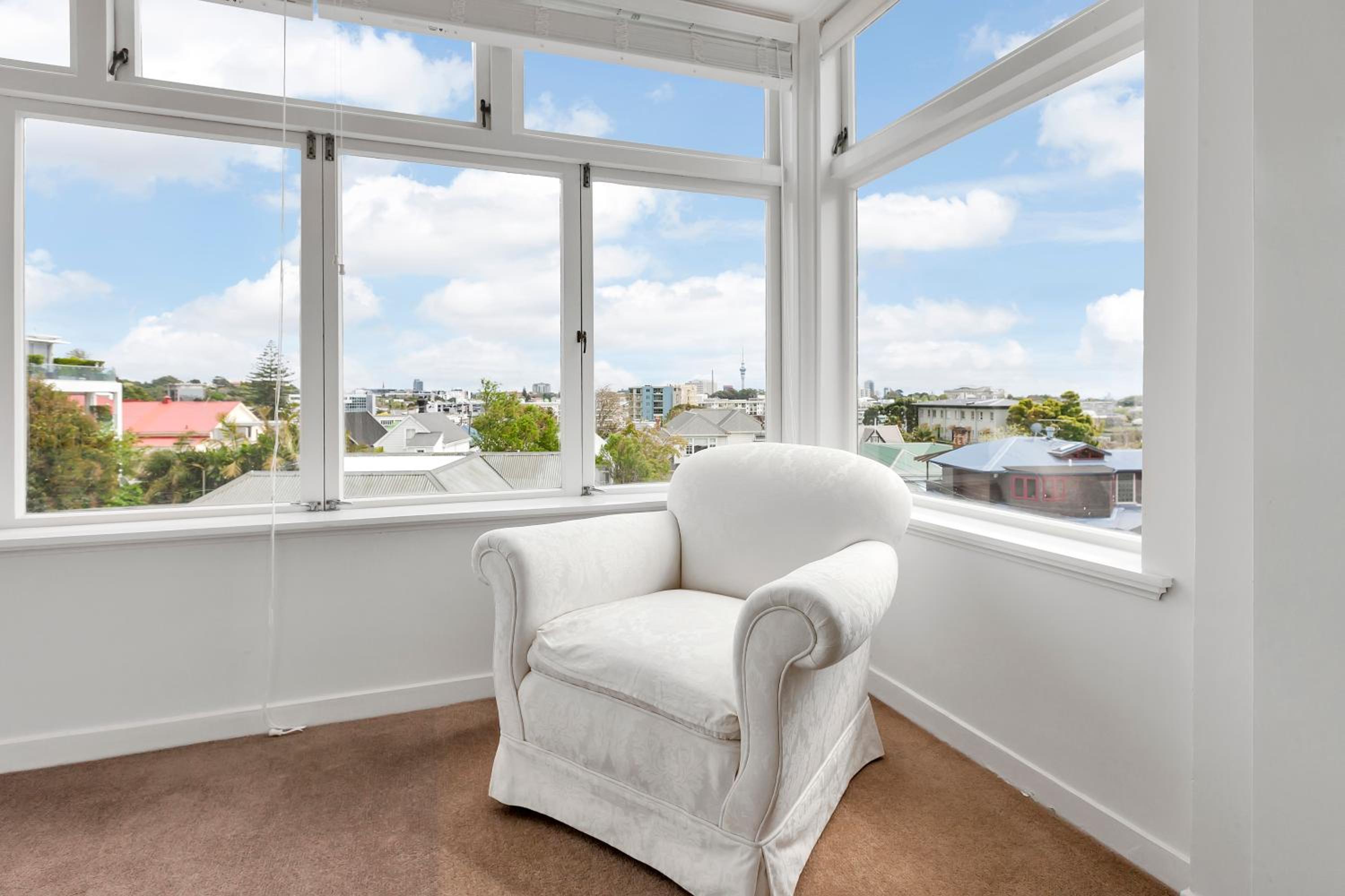 Spacious Sunny Seaview Apartment photo 3