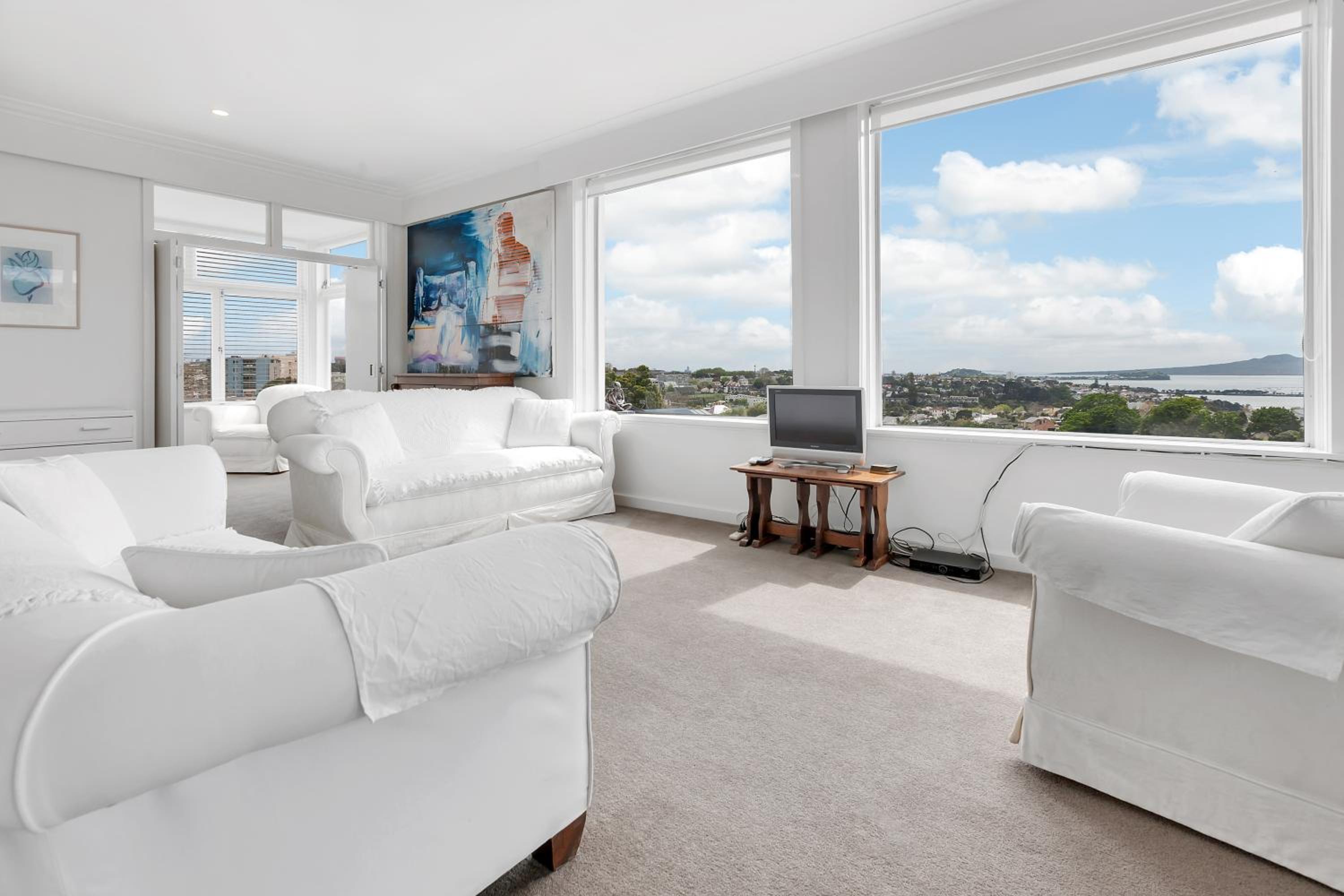 Spacious Sunny Seaview Apartment — Auckland