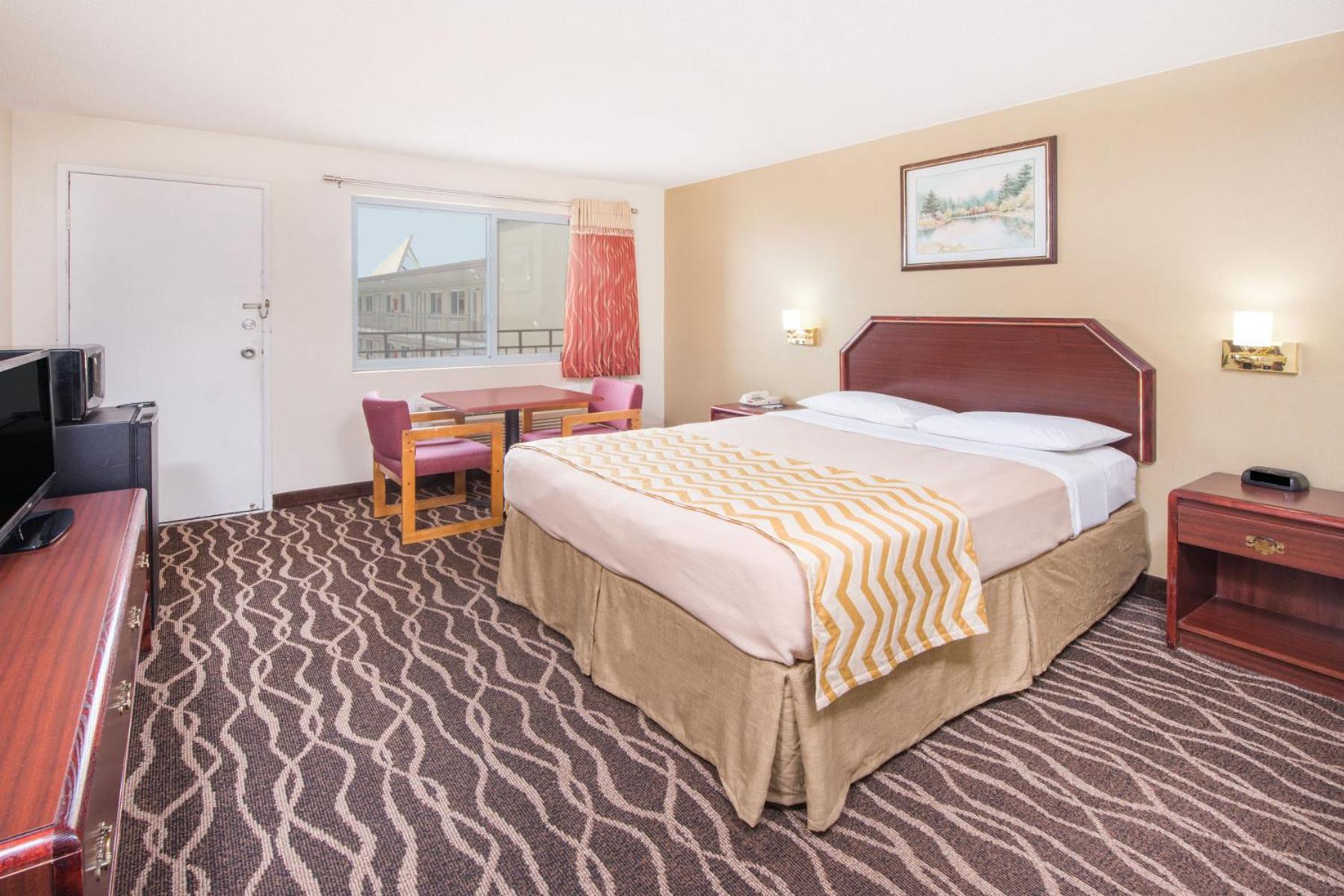 Terre Haute Vacations - Travelodge by Wyndham Terre Haute - Property Image 8