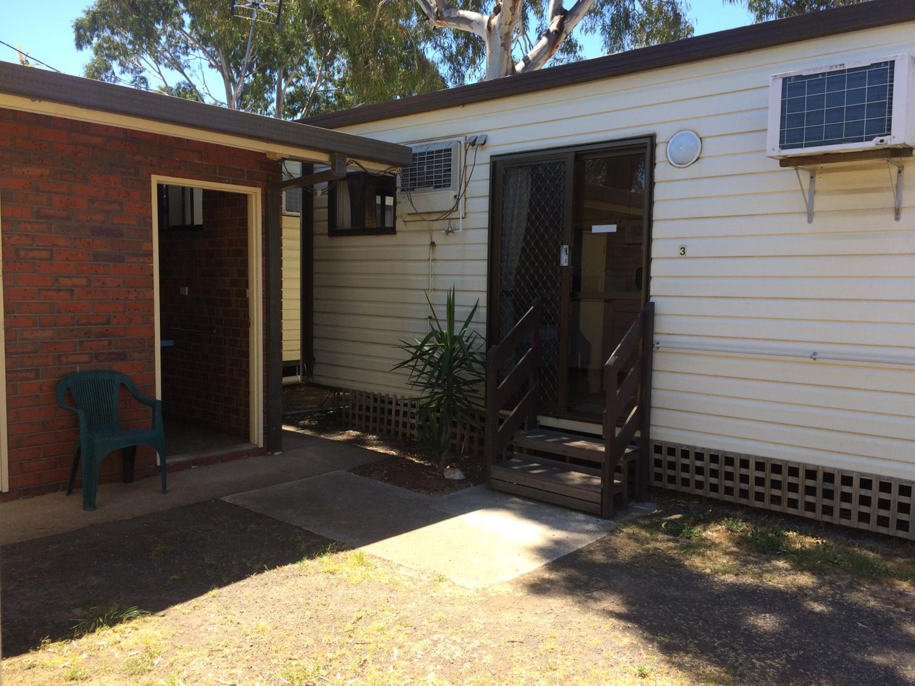 Golden Country Motel and Caravan Park