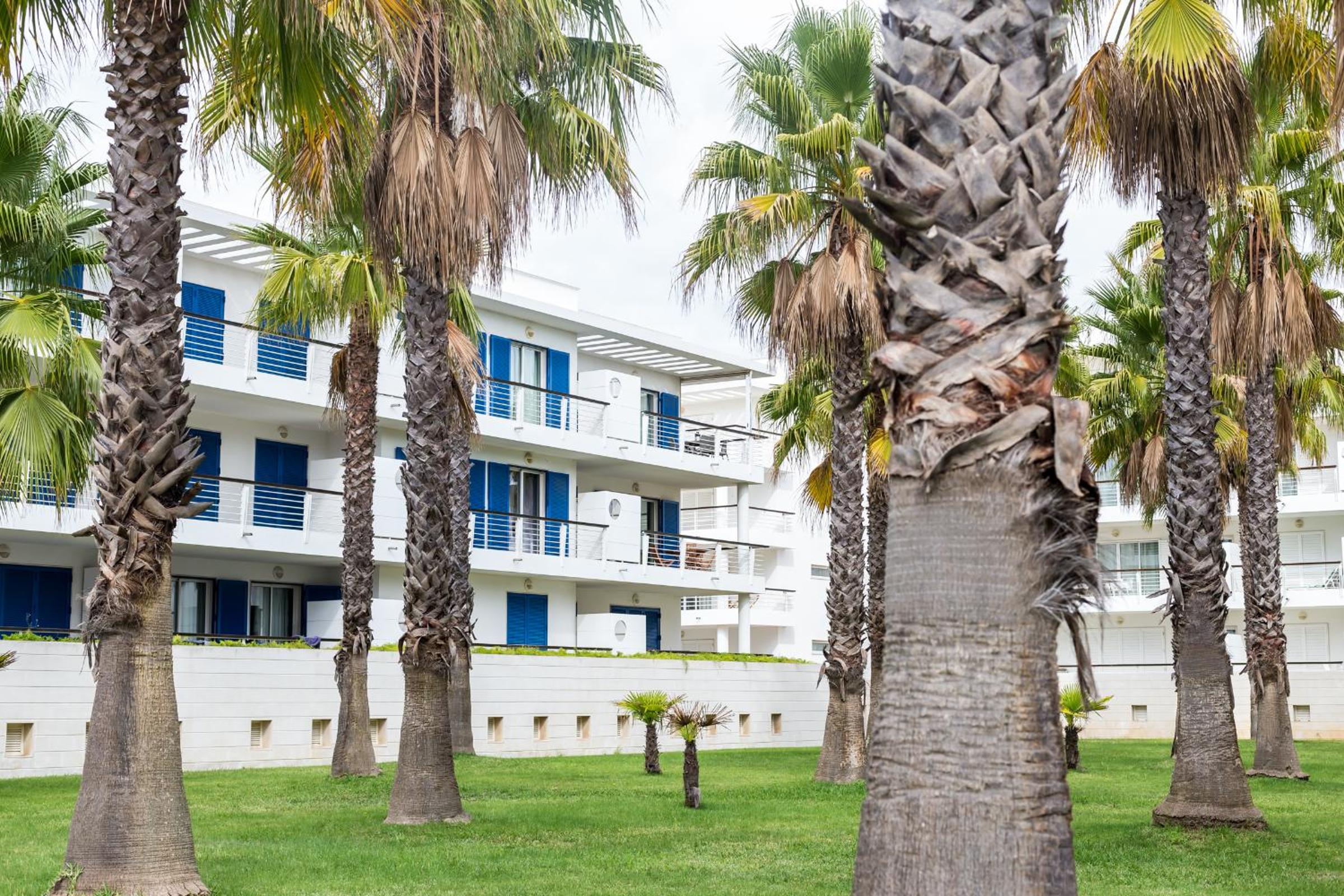 B06 - Top-Floor Marina 2 Bed Apartment
