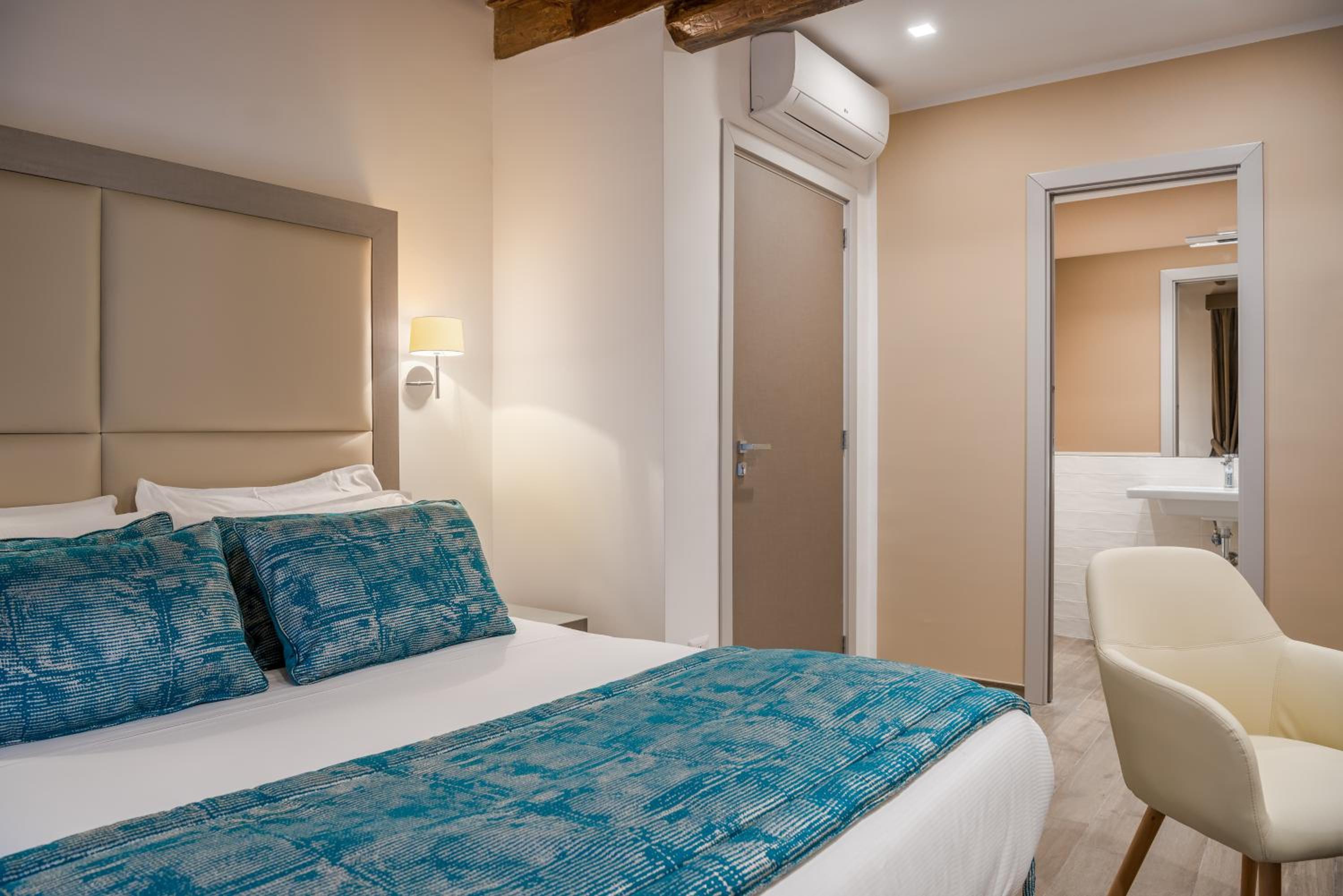 Reginella Suites photo 5