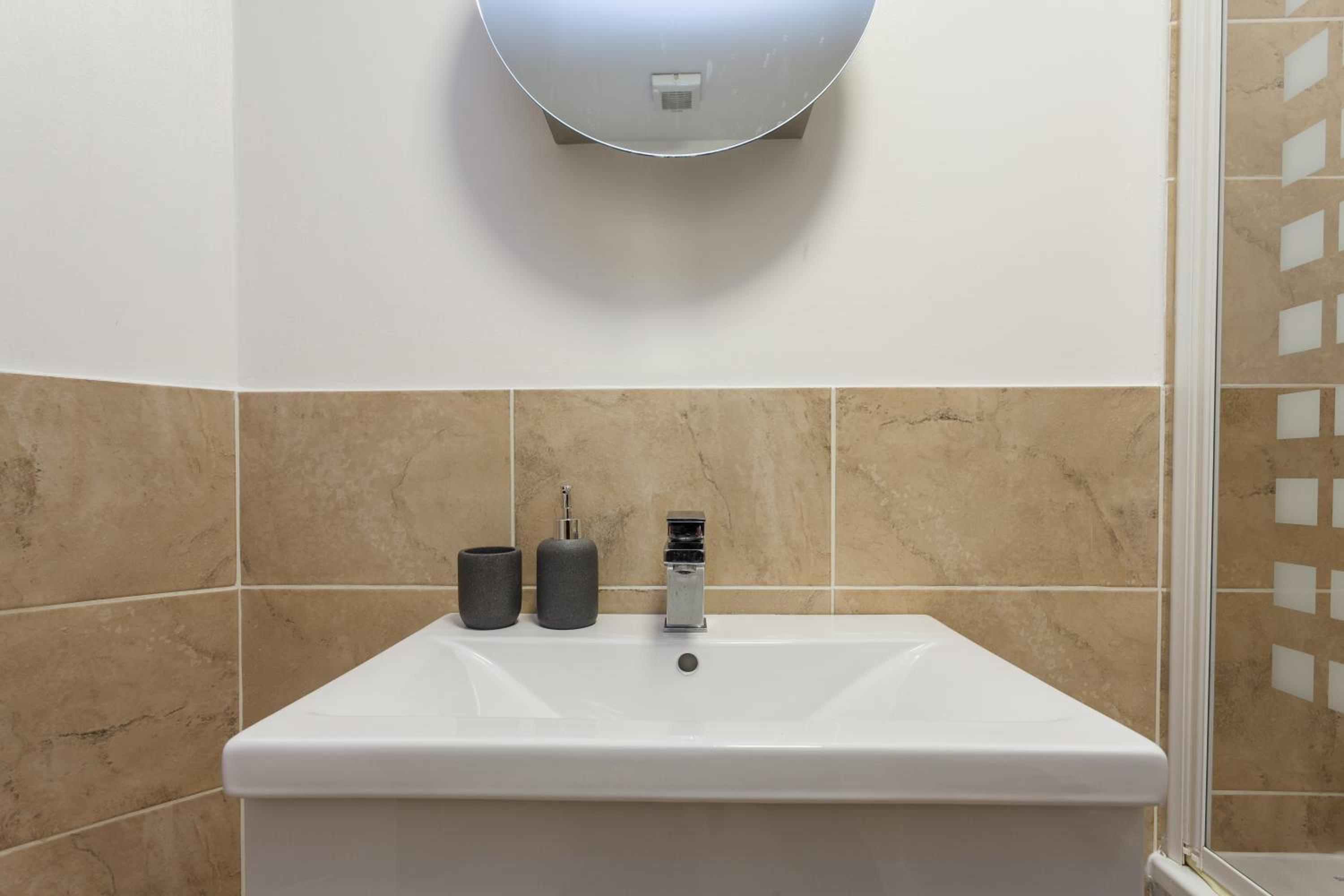 Stunning Contemporary Apartment - Free Parking - 5 Minute Walk To The Beach - Great Location - Fast WiFi - Smart TV With Netflix Included - Contractor Frie view 2