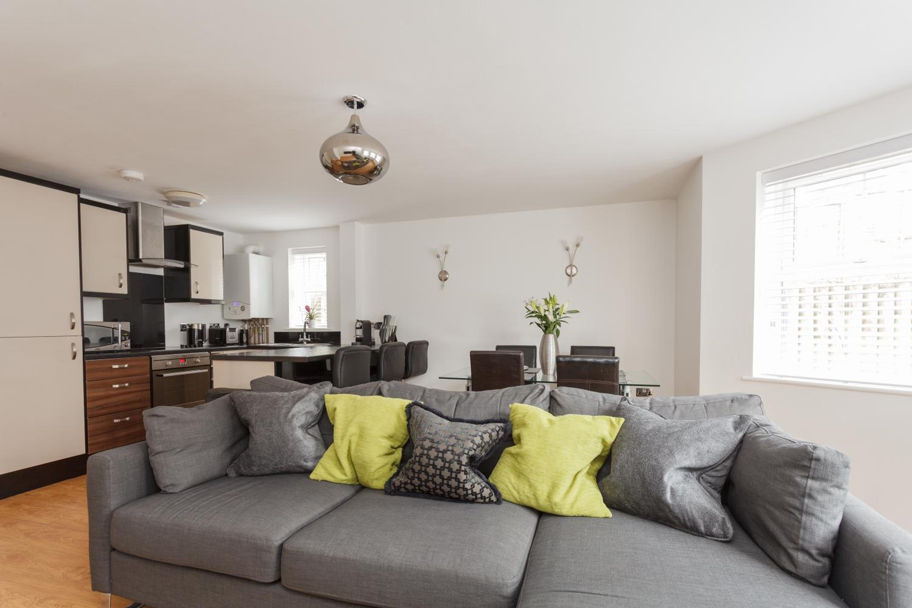 Stunning Contemporary Apartment - Free Parking - 5 Minute Walk To The Beach - Great Location - Fast WiFi - Smart TV With Netflix Included - Contractor Frie view 3