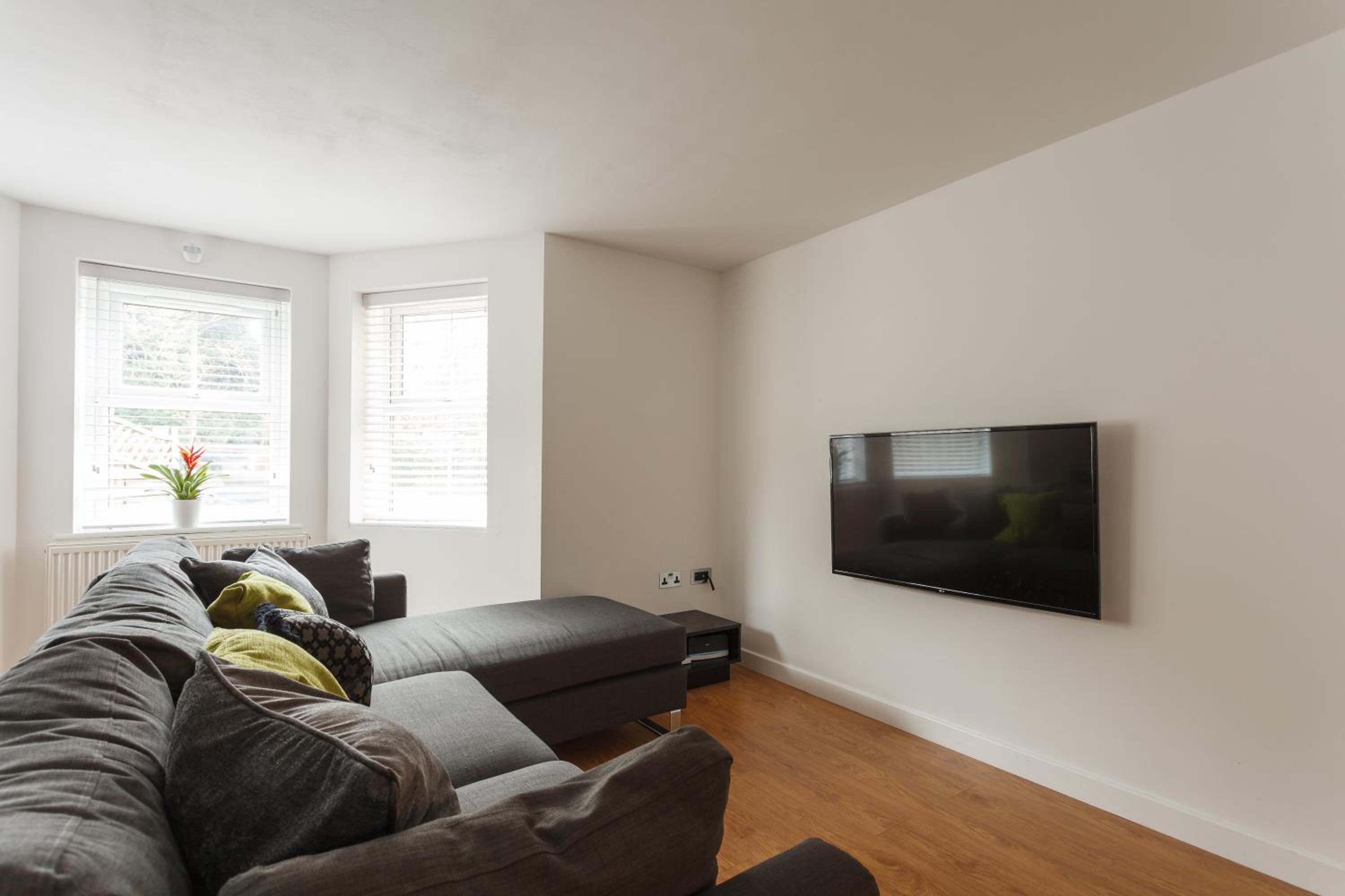 Stunning Contemporary Apartment - Free Parking - 5 Minute Walk To The Beach - Great Location - Fast WiFi - Smart TV With Netflix Included - Contractor Frie view 4