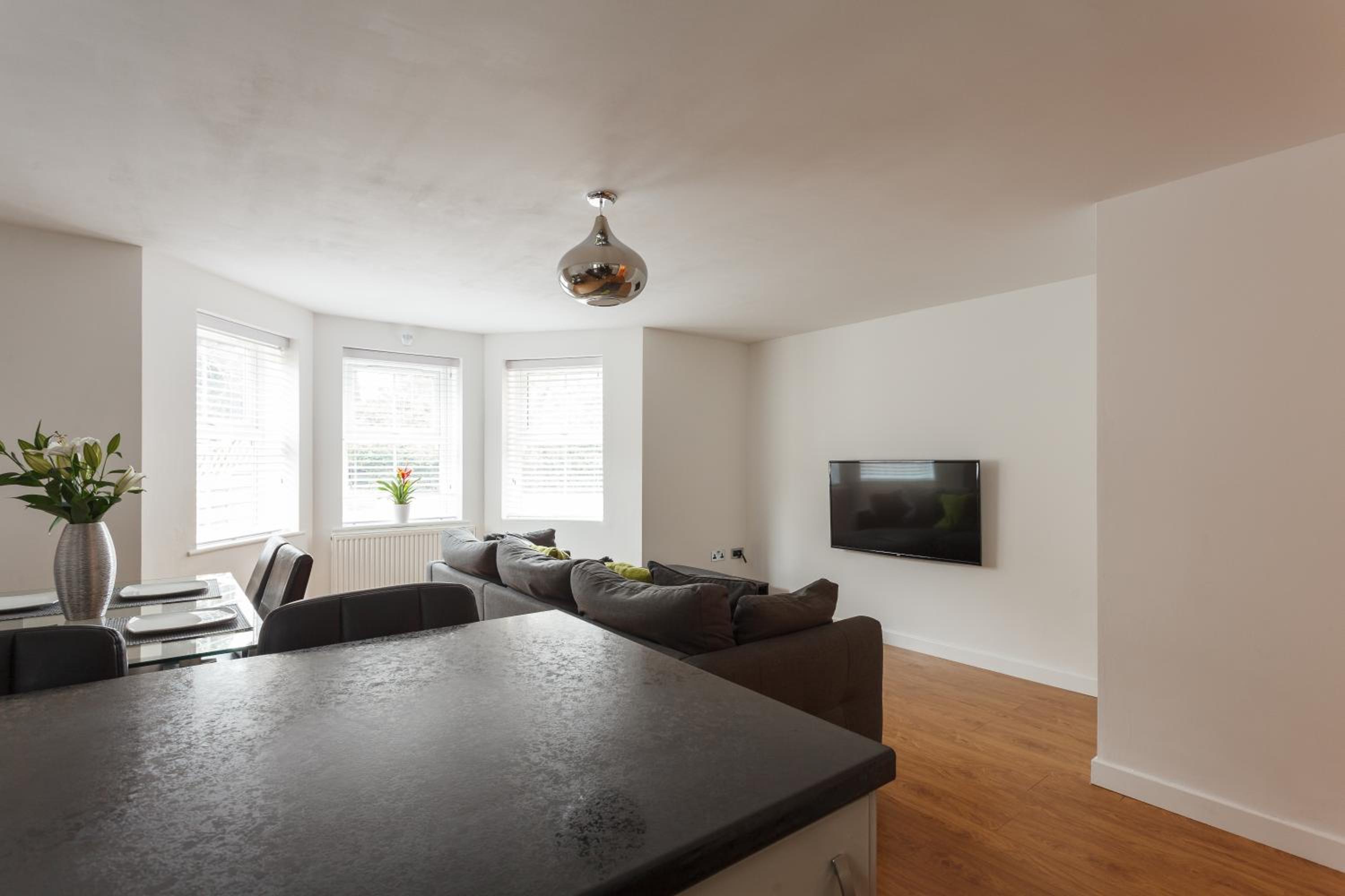 Stunning Contemporary Apartment - Free Parking - 5 Minute Walk To The Beach - Great Location - Fast WiFi - Smart TV With Netflix Included - Contractor Frie view 5