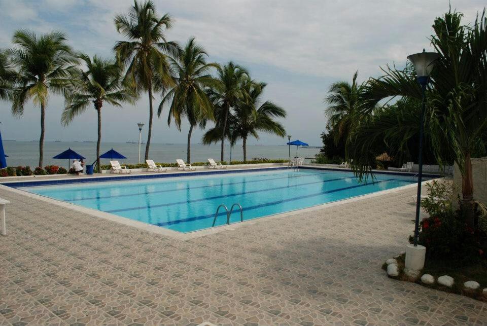 Apartamento con playa privada y piscina