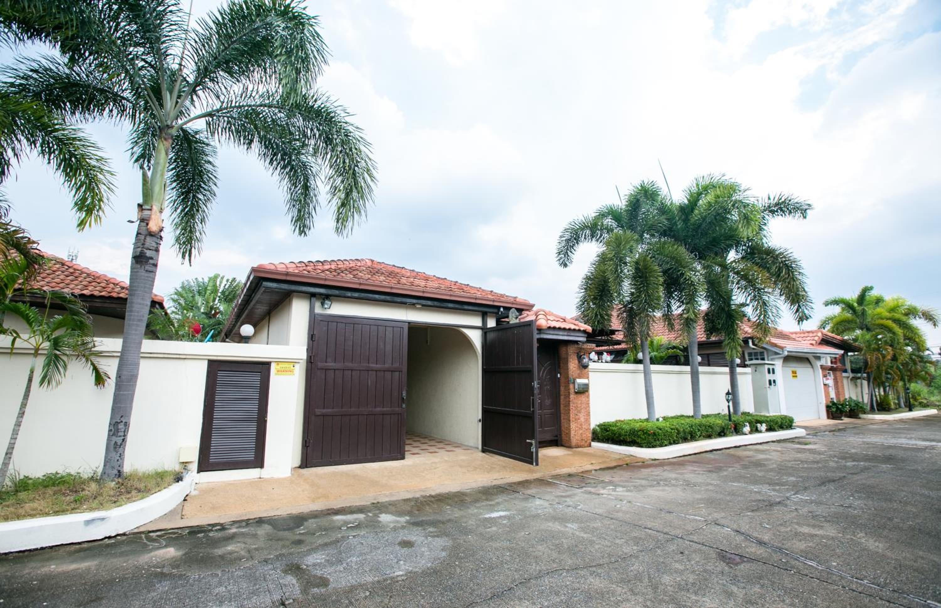 Hotel Royal Pool Villa Pattaya - Image 1