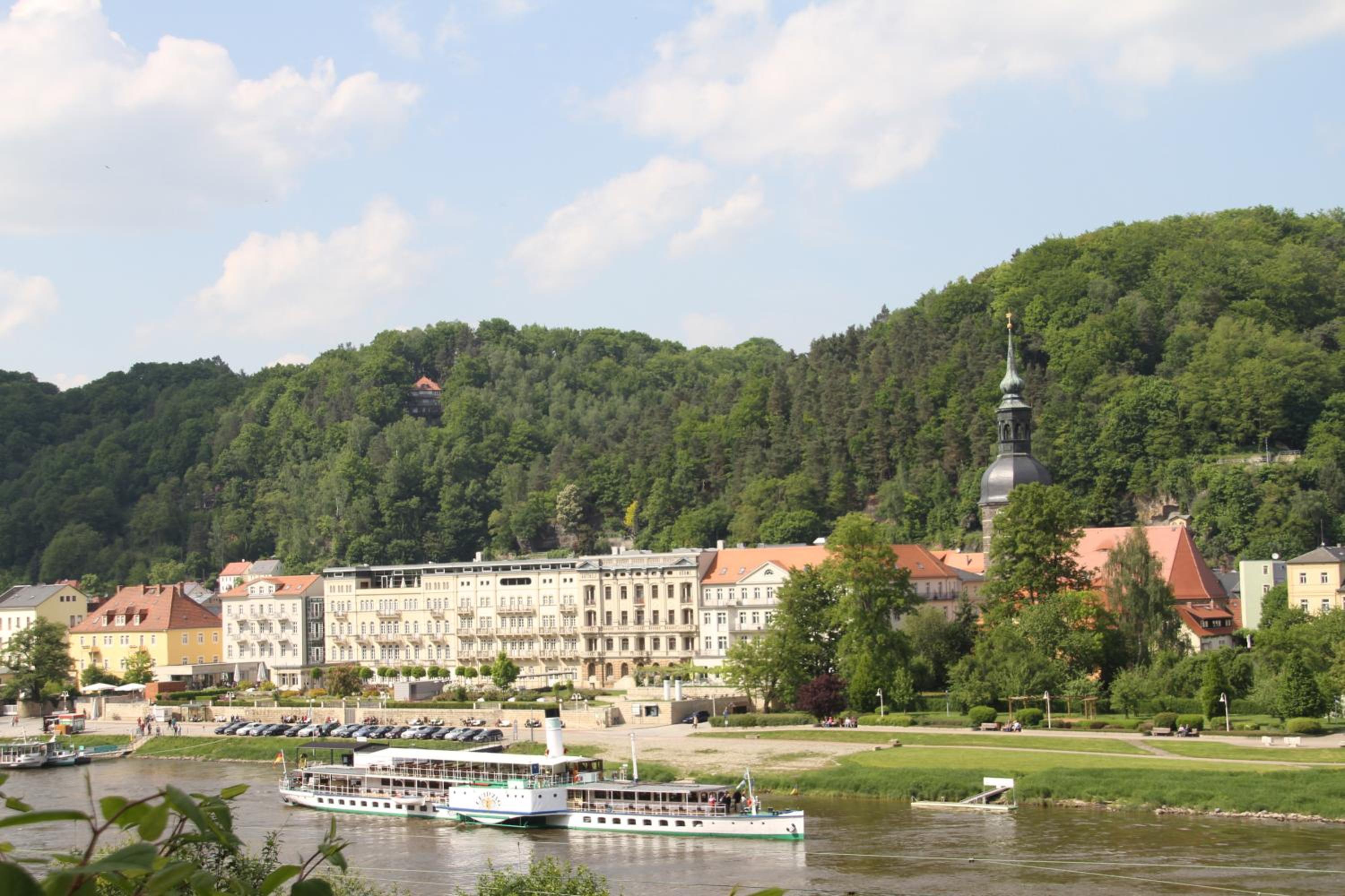 Villa Sonnenburg Gästehaus - Blick auf die Stadt und die Elbe - Parkplatz