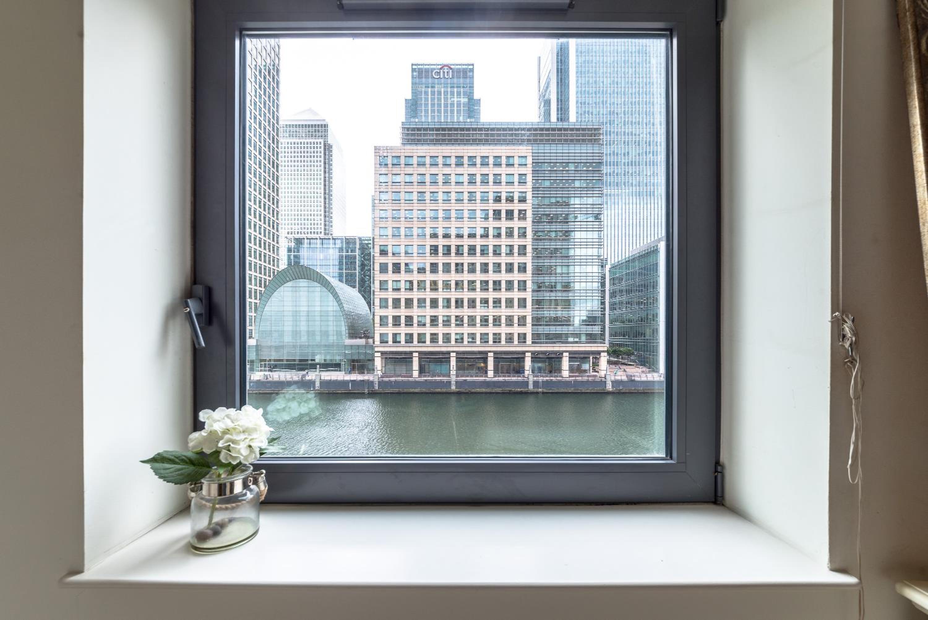 City Waterfront Apartments