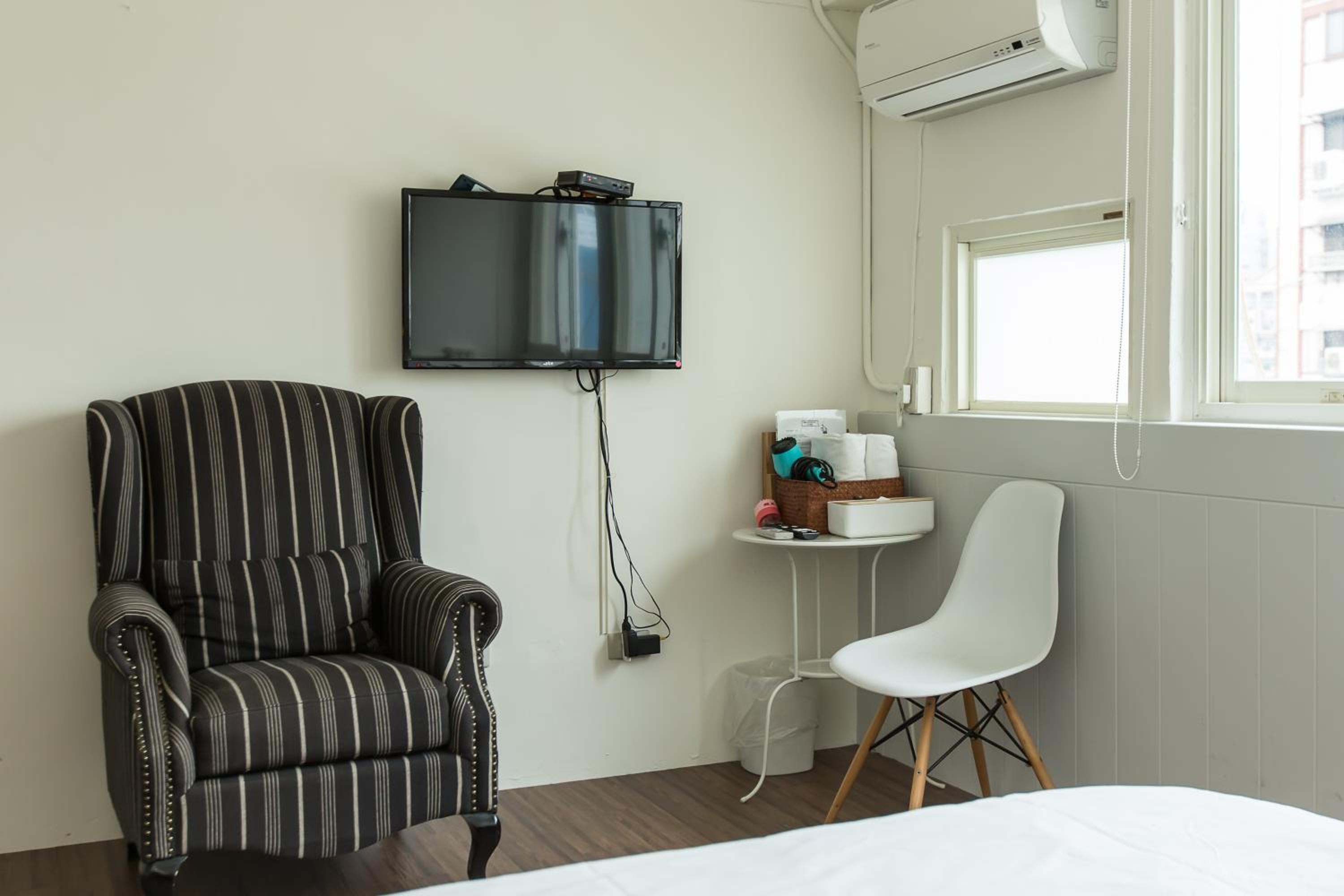Mr. Lobster’s Secret Den design hostel