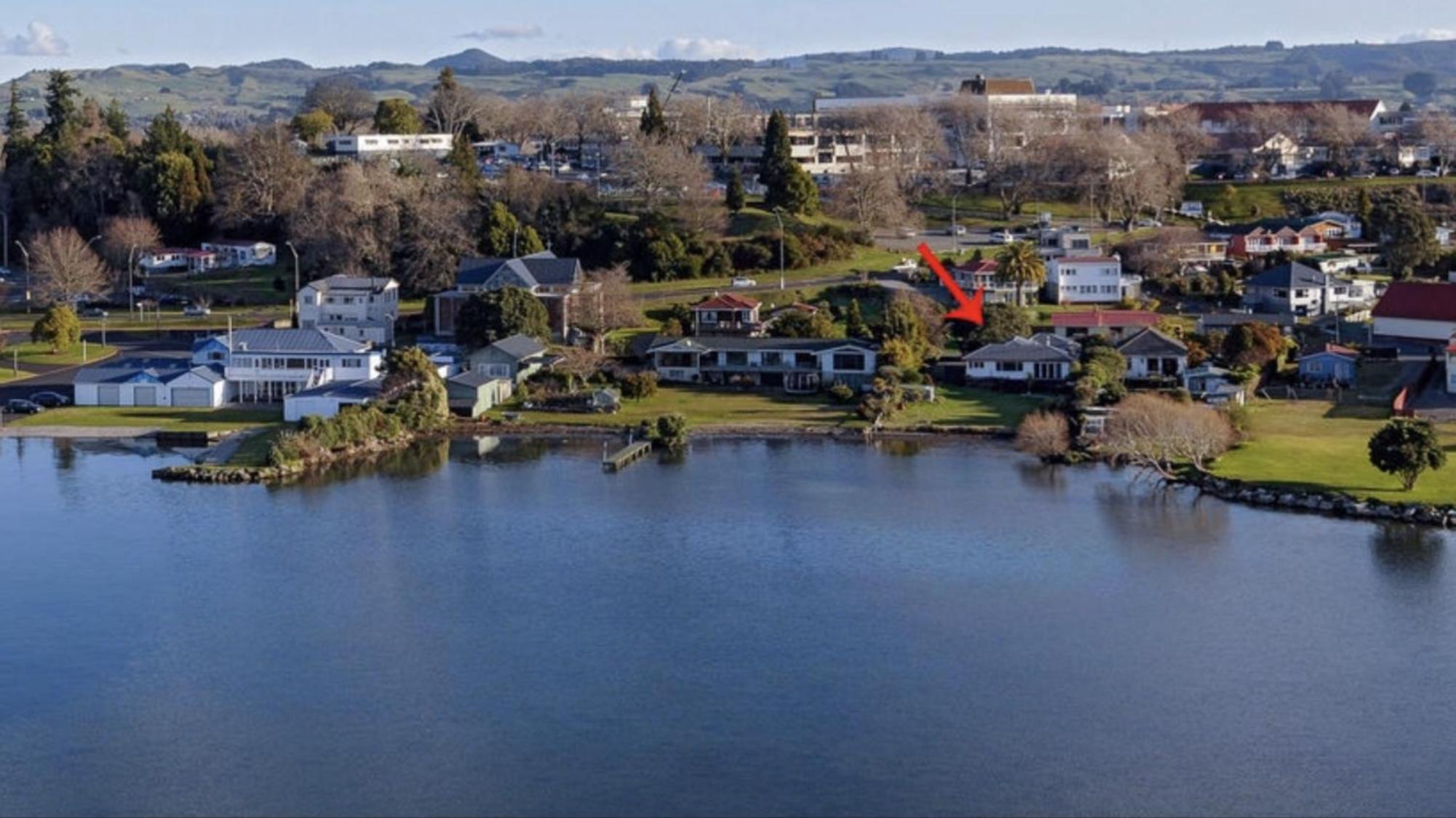 Hotel Lakefront Getaway in Rotorua - Image 1
