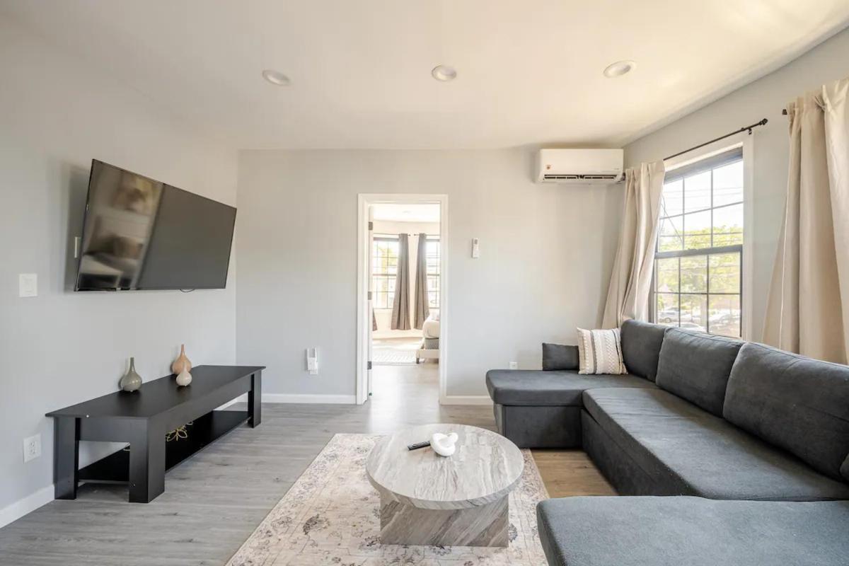 Modern 3-Bdrm Apt in Black Rock