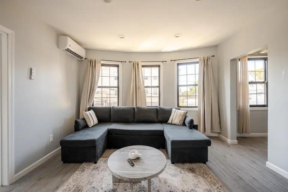 Modern 3-Bdrm Apt in Black Rock