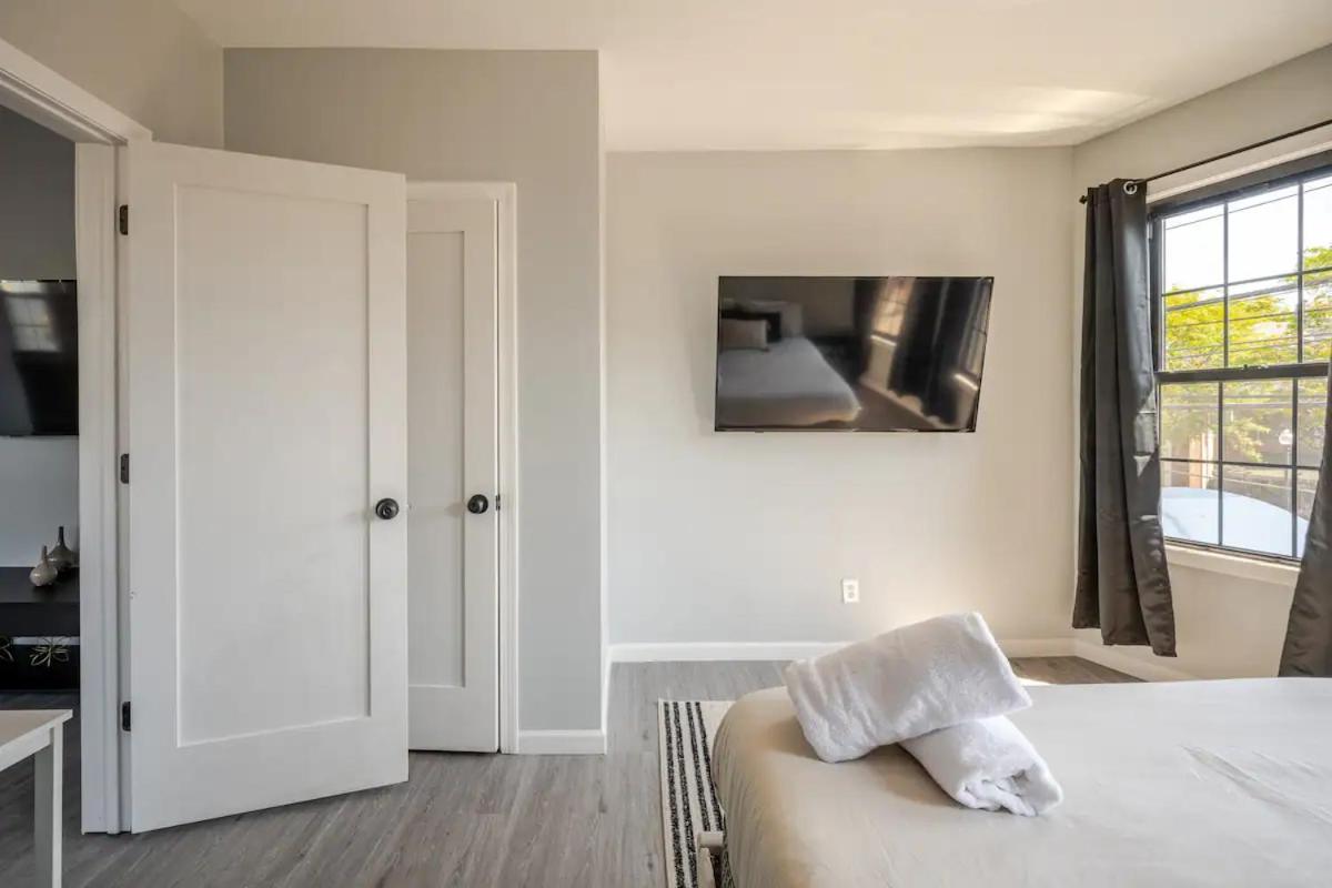 Modern 3-Bdrm Apt in Black Rock
