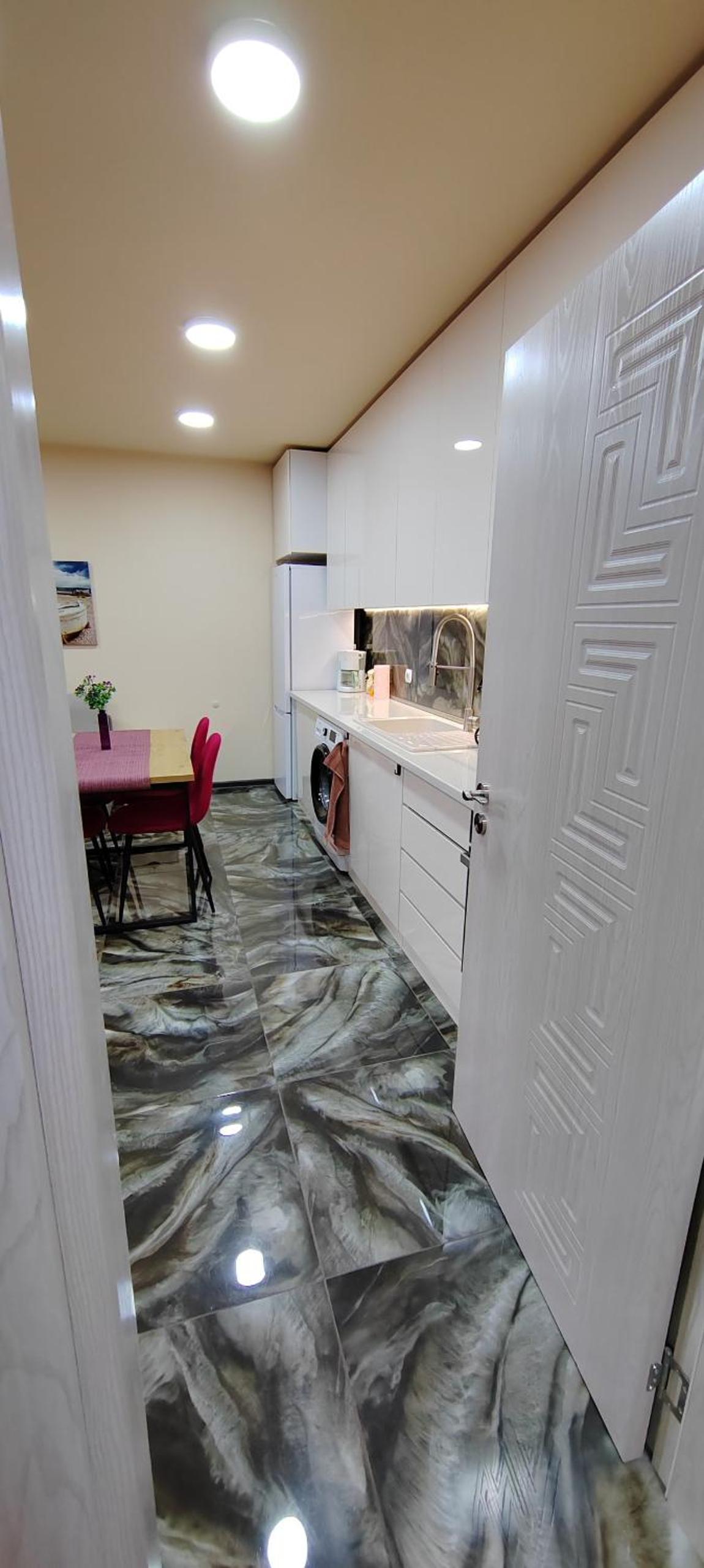 Stylish Rose Garden Apartment with Balcony & Parking